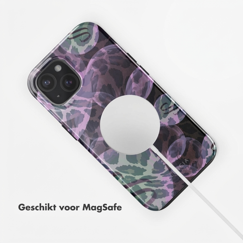 Een iPhone met MagSafe-oplader met een paars en groen luipaardprintontwerp.