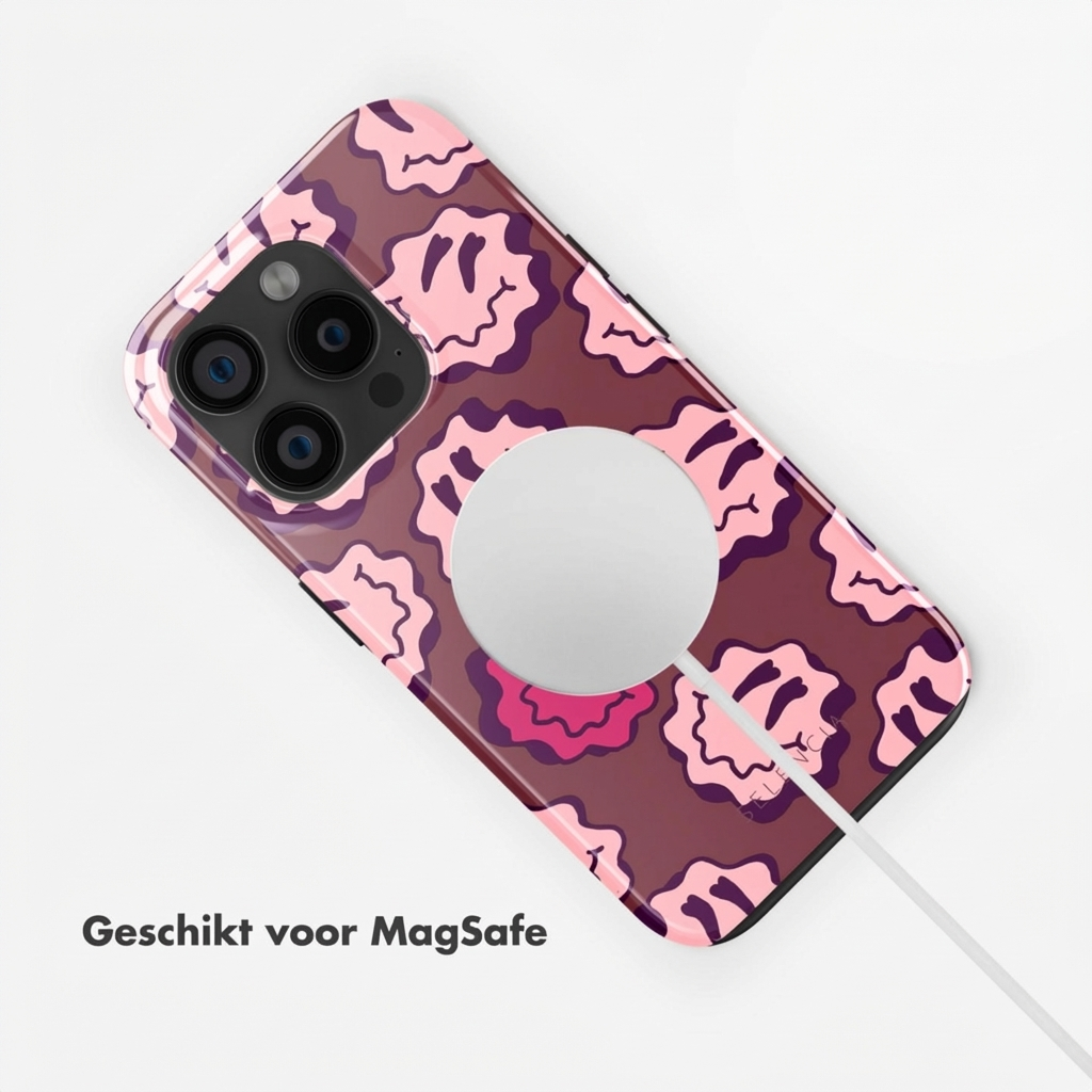 Coque de téléphone marron foncé avec visages souriants déformés roses et cercle MagSafe.