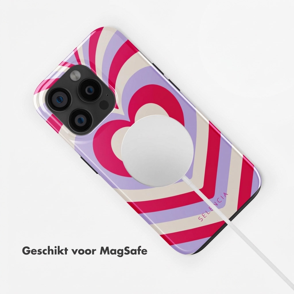 Een iPhone met MagSafe-oplader en hoesje met hartpatroon in paars, roze en beige.