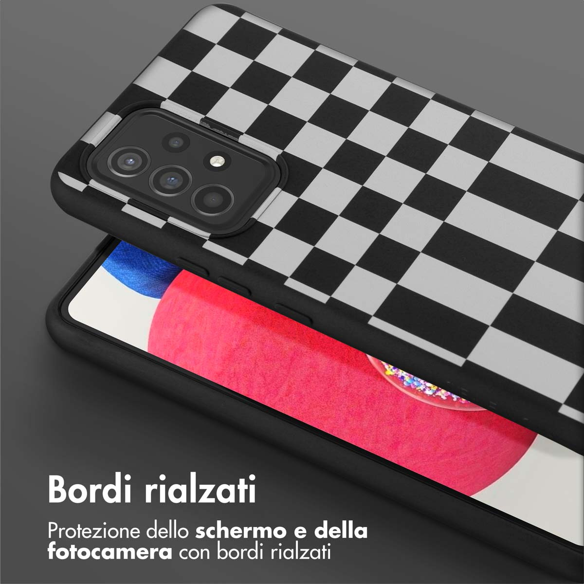 Cover telefono con motivo a scacchiera e area fotocamera. Bordi neri.