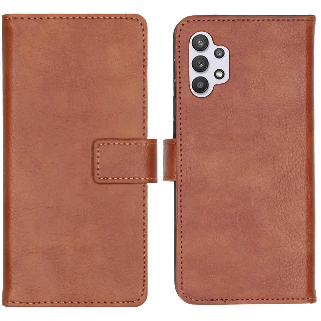 Étui de téléphone en cuir marron avec fermeture à boucle et découpe caméra.