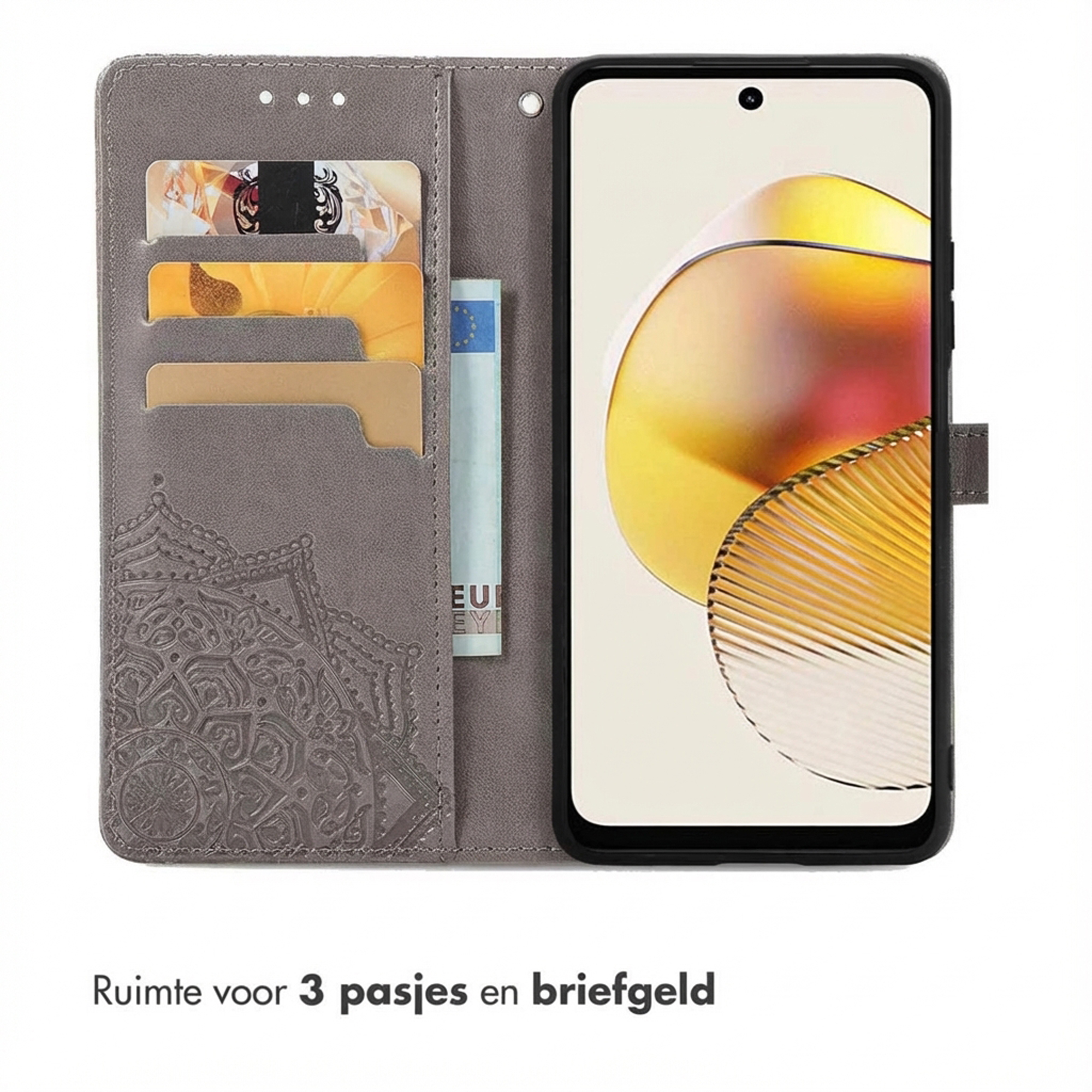 Grijze telefoonhoes met kaartsleuven en mandalapatroon, naast een smartphone.