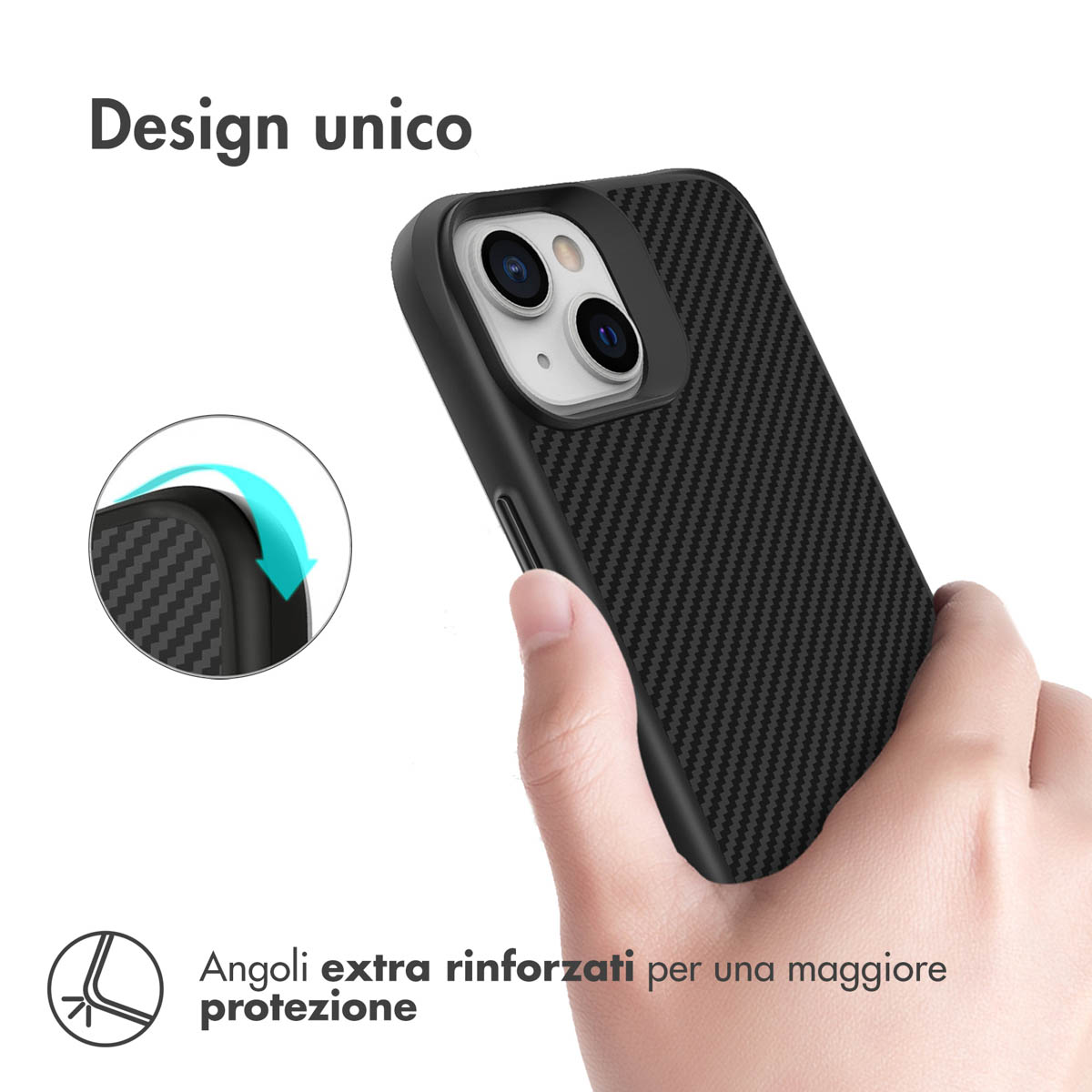 Cover nera per telefono con motivo in fibra di carbonio, tenuta da una mano.
