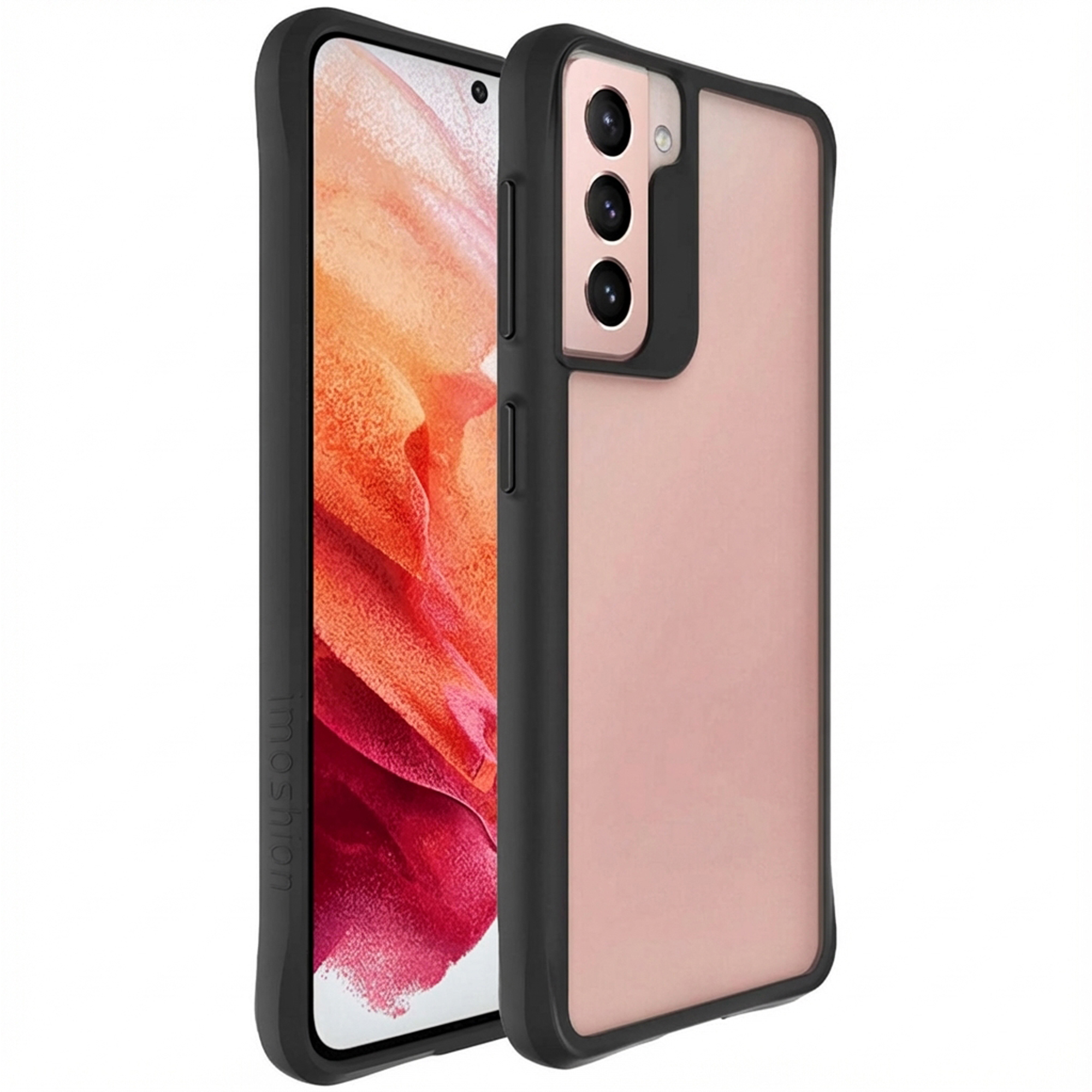 Een roségouden telefoon in een zwart hoesje met drievoudige camera, op witte achtergrond.