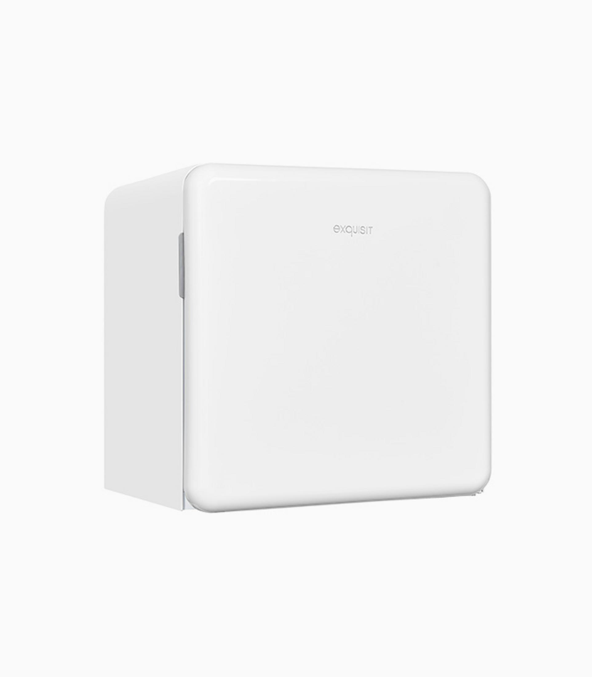 Una mini-nevera blanca y compacta de la marca Exquisit sobre fondo blanco.