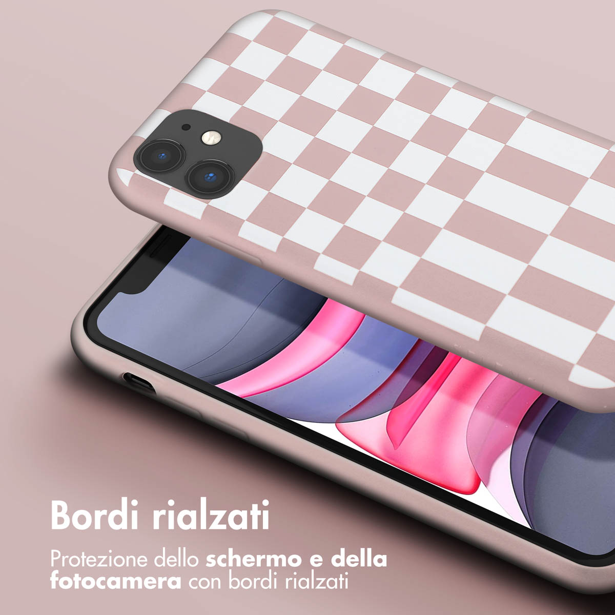 Une coque de téléphone rose à motif damier blanc repose sur un téléphone.