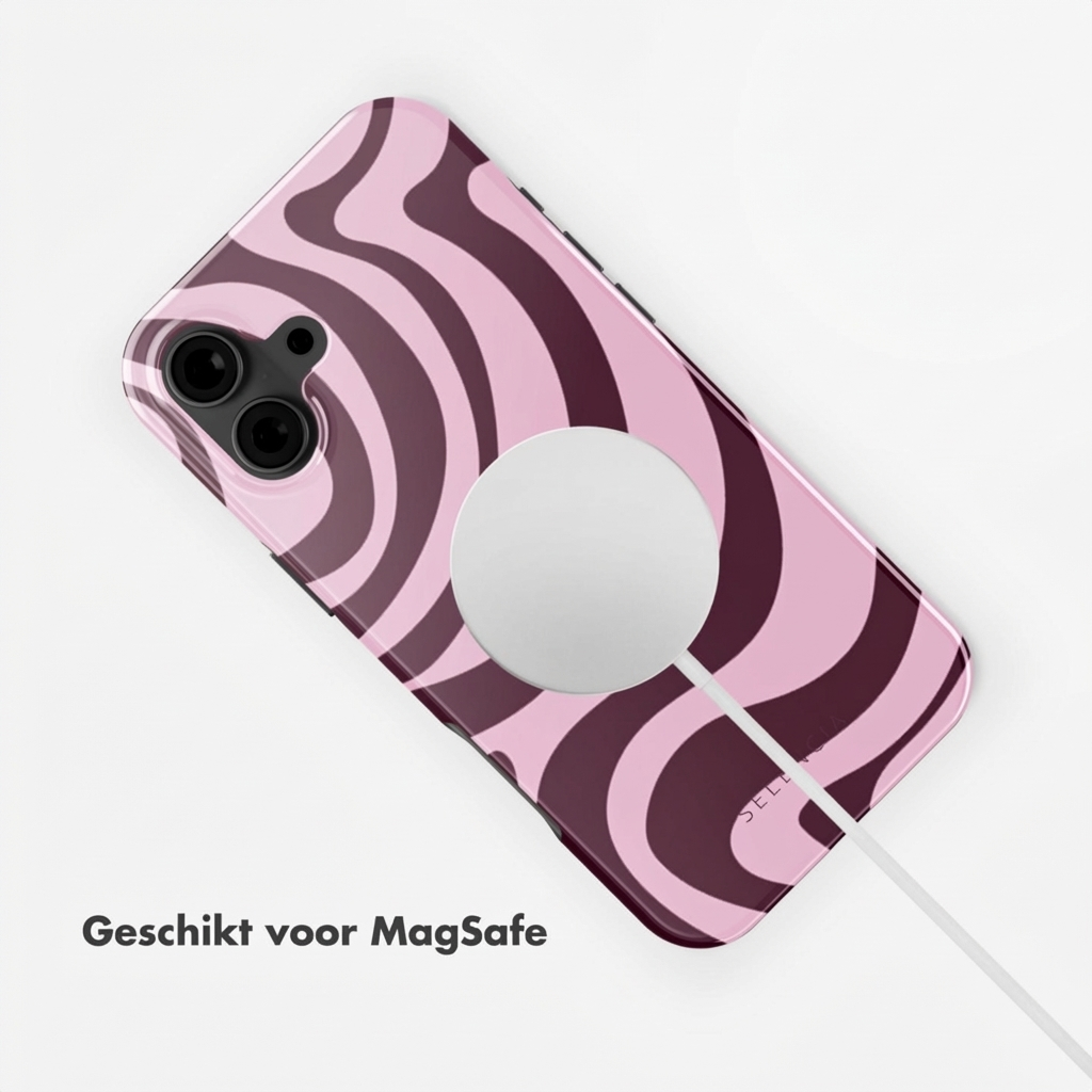 Roze telefoonhoes met donker golvend patroon, MagSafe lader aangesloten.