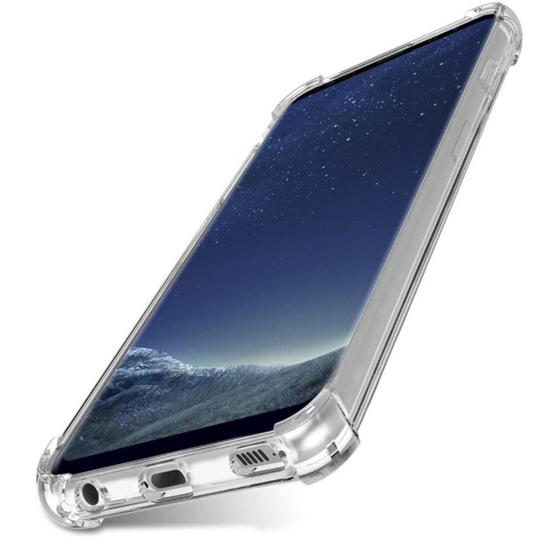 Una cover trasparente protegge uno smartphone con sfondo stellato.
