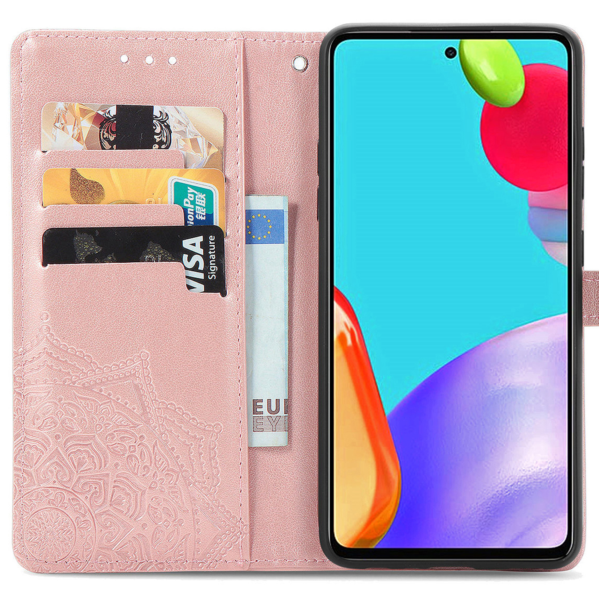 Roze telefoonhoesje met kaartsleuven en een telefoon met een kleurrijk scherm.