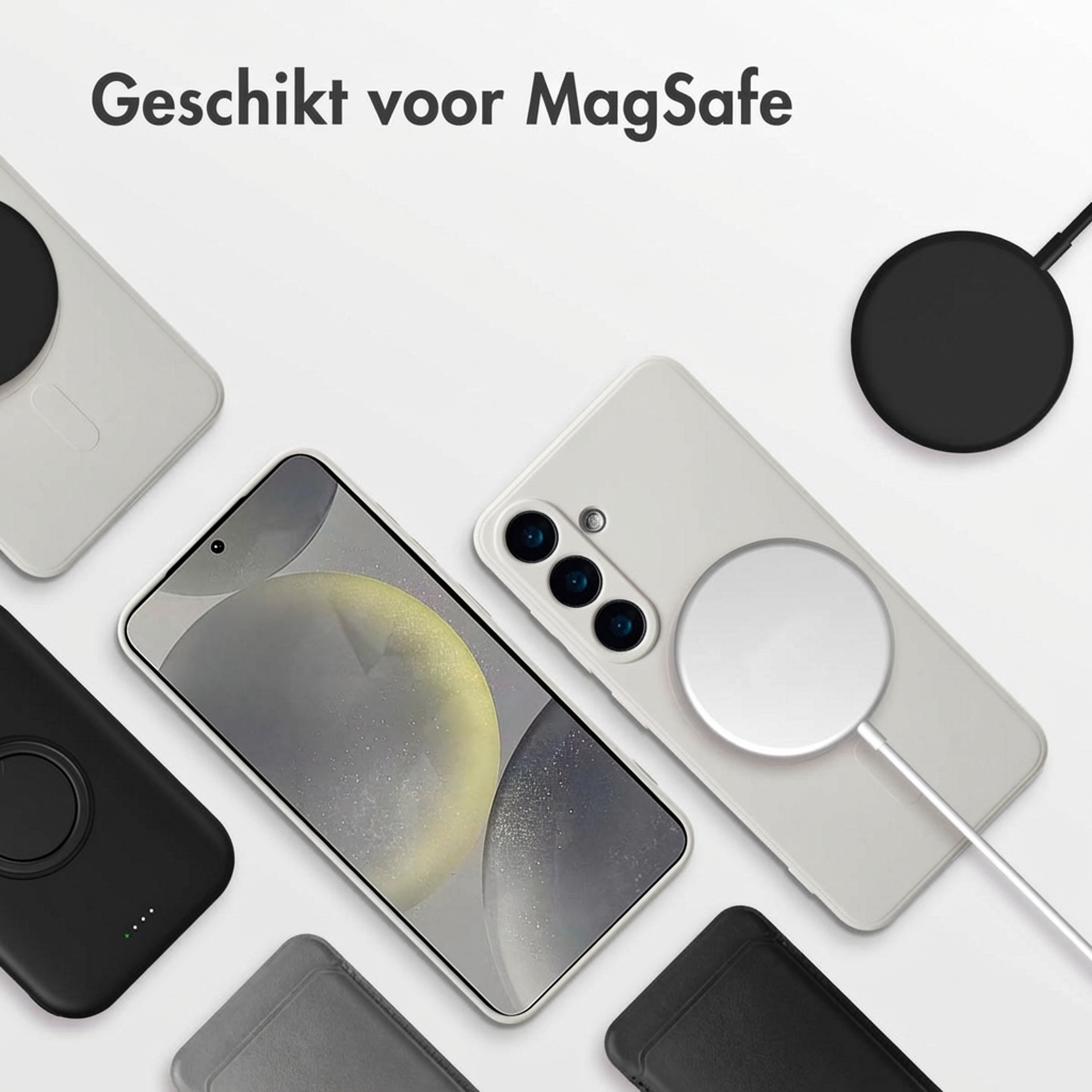 Een smartphone met MagSafe-oplader en hoesjes, op witte achtergrond.