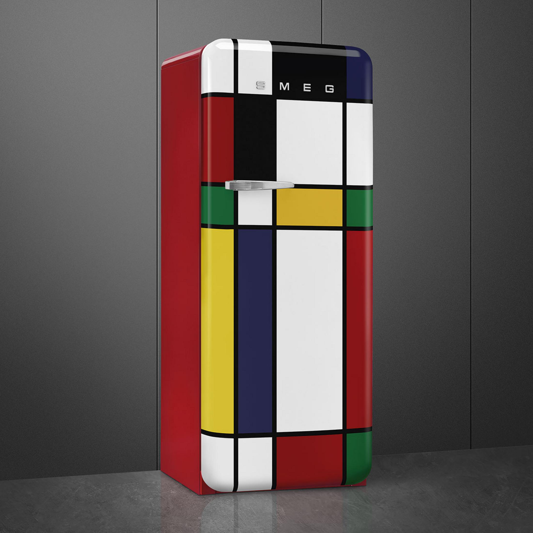 Un refrigerador SMEG rojo con un diseño geométrico estilo Mondrian.