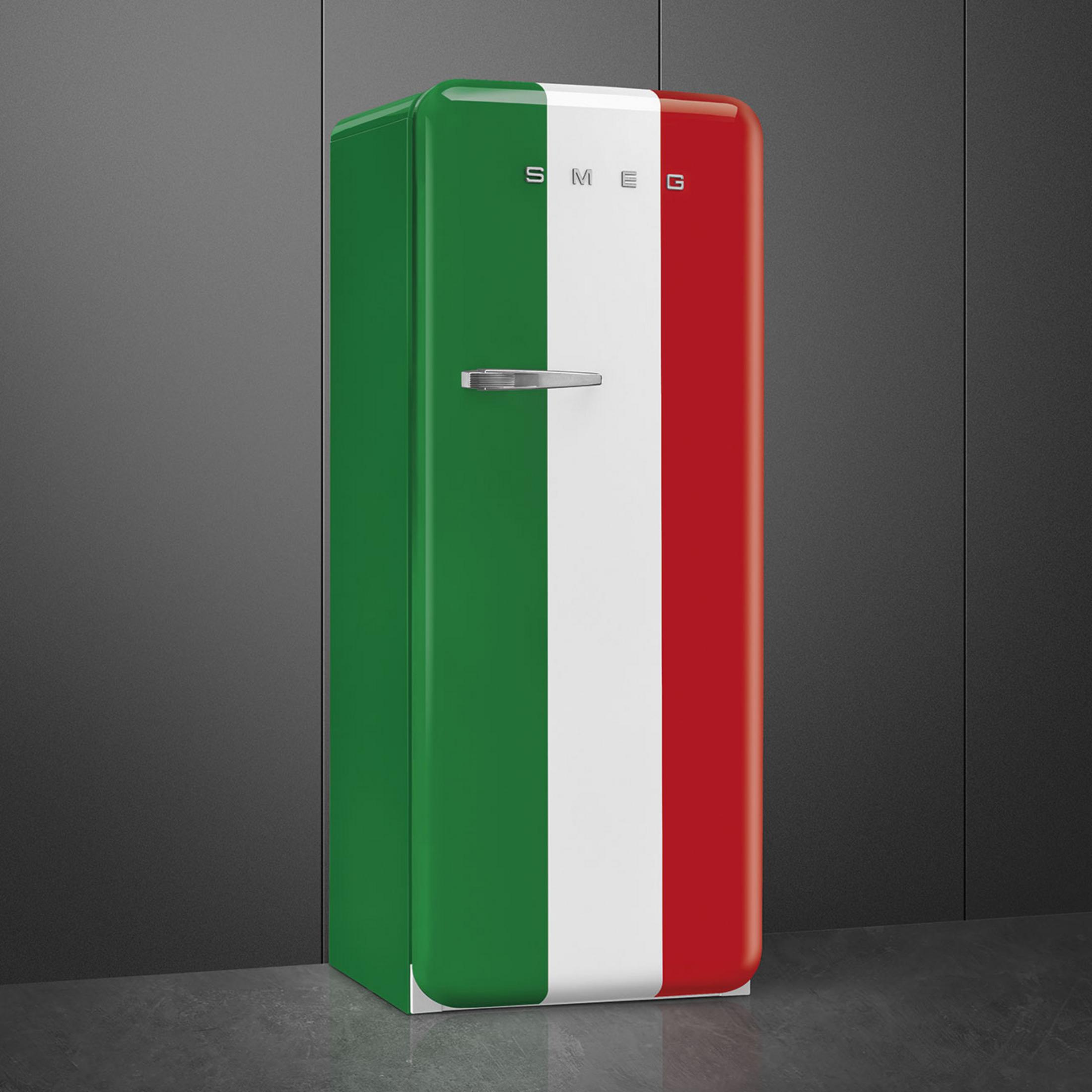Un frigorífico Smeg decorado con la bandera italiana frente a una pared gris.