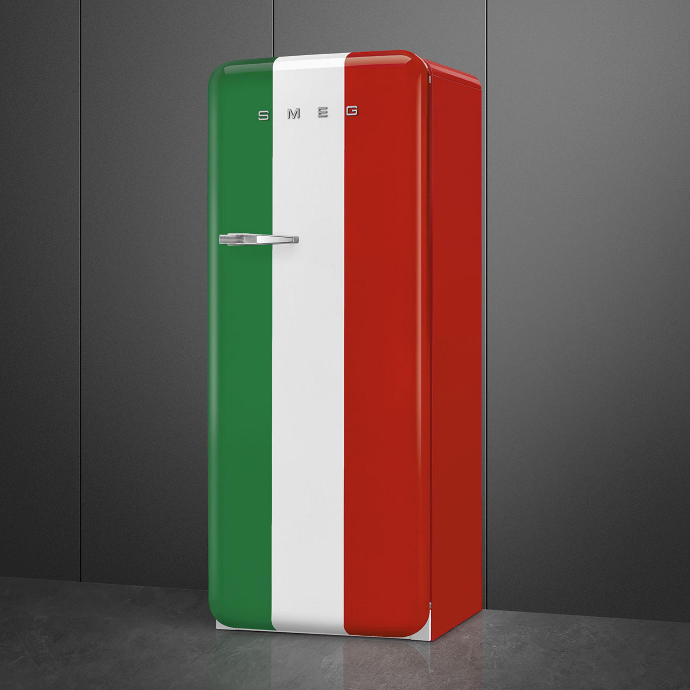 Un frigorífico Smeg con los colores de la bandera italiana frente a una pared gris.