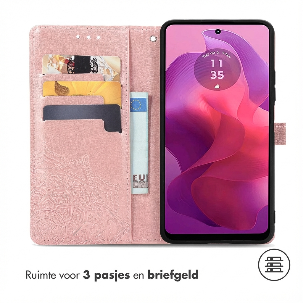 Een roze telefoonhoes met kaartsleuven en een telefoon met roze achtergrond.