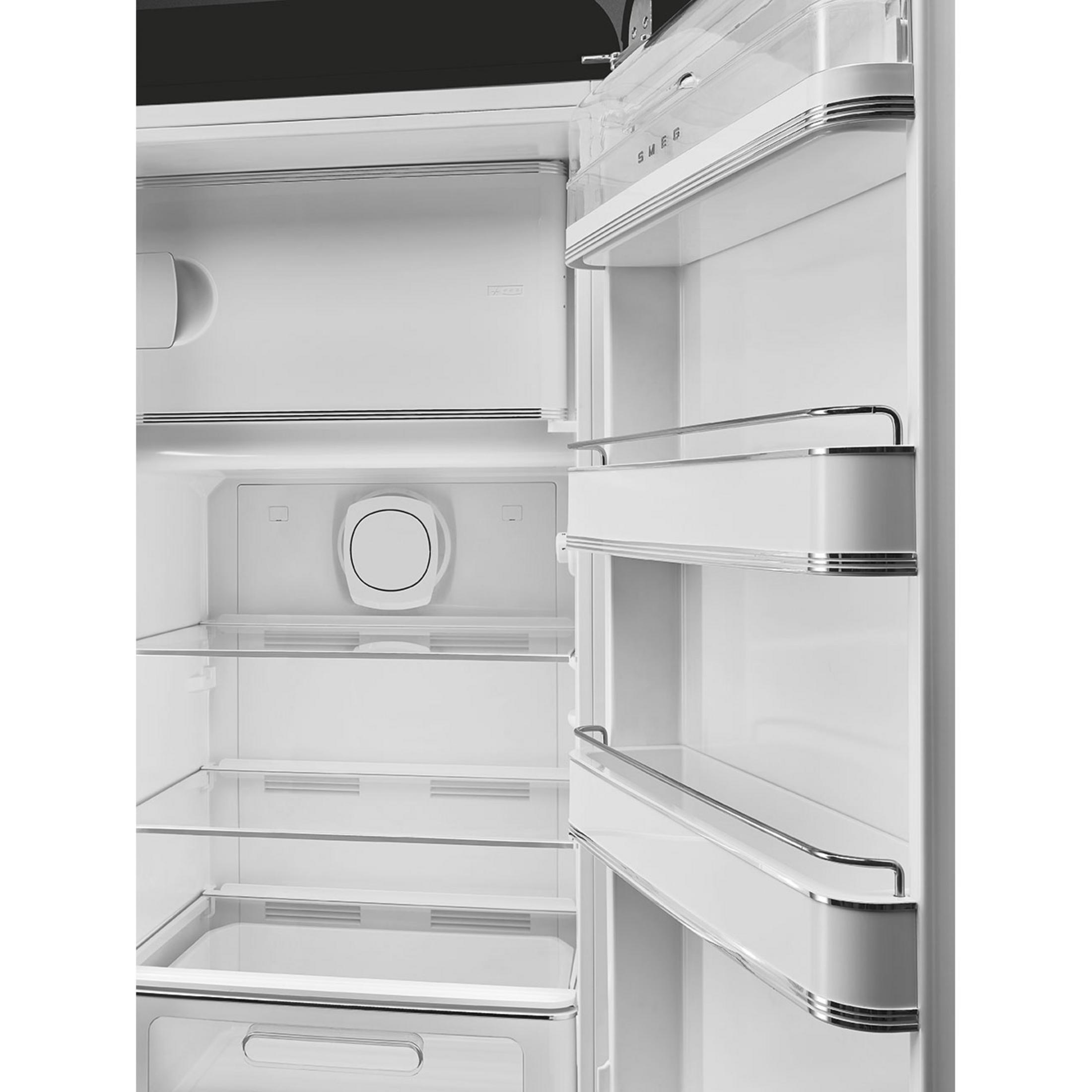 Interior de un refrigerador blanco con puertas abiertas y estantes de vidrio.