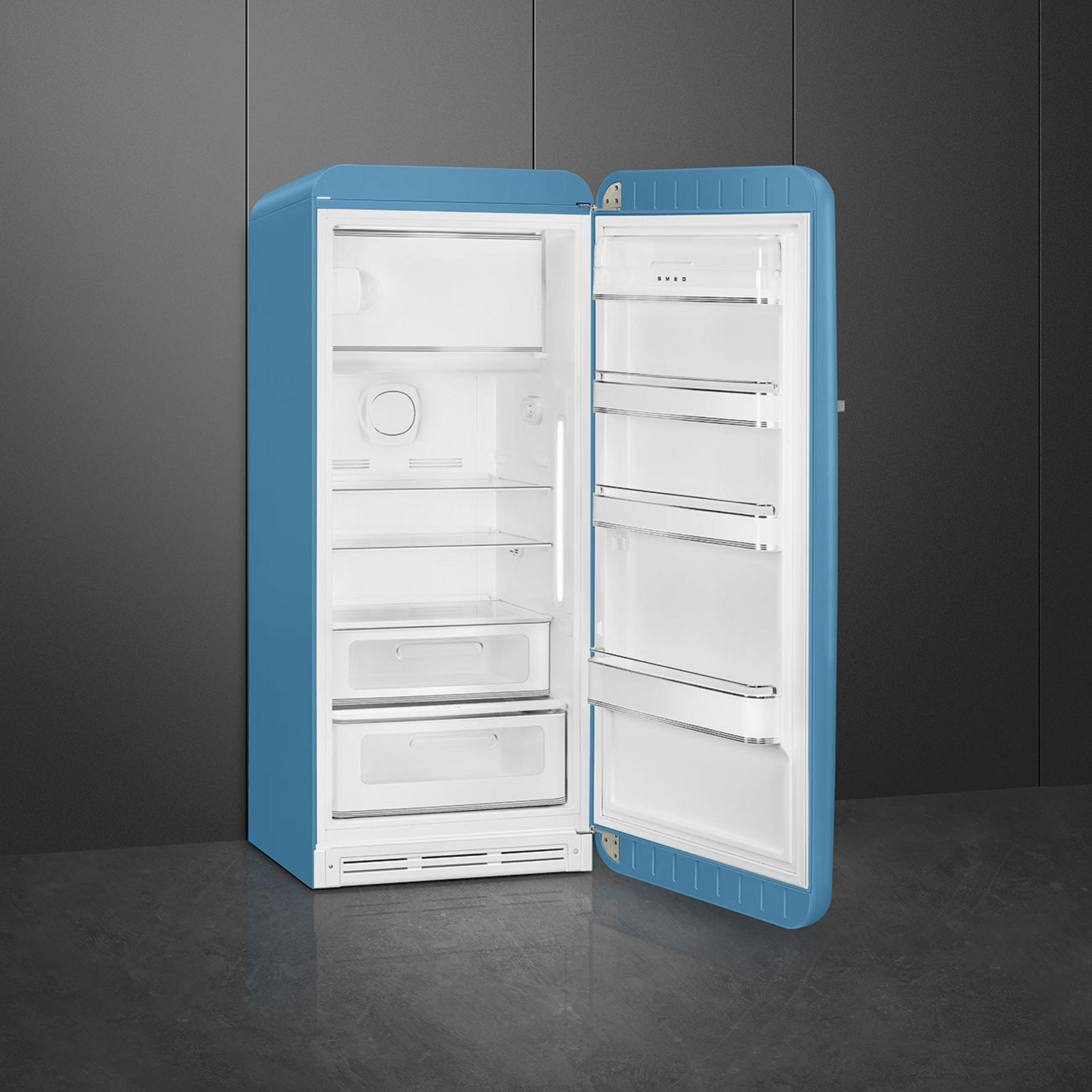 Un frigorifero blu con la porta aperta su un pavimento scuro.