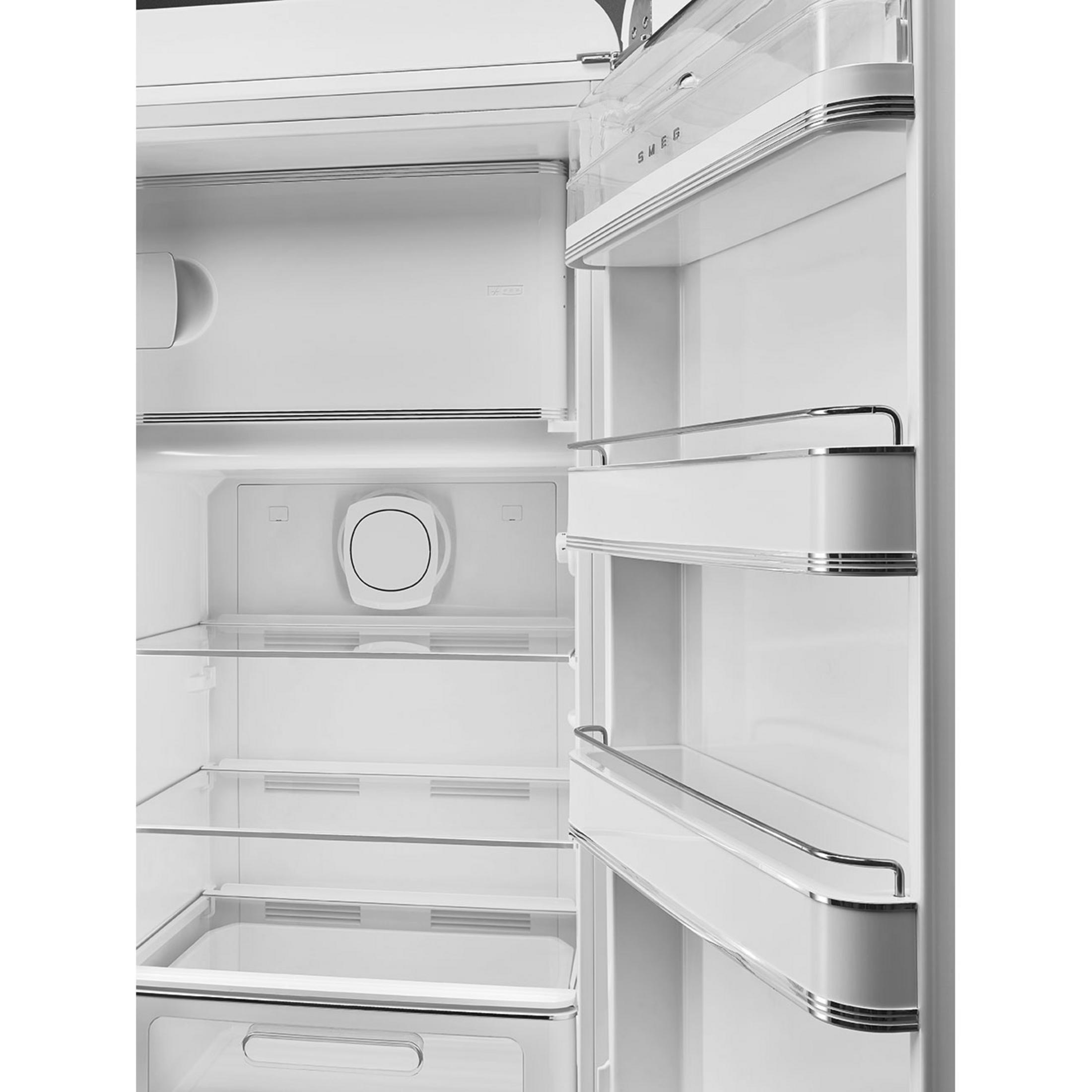 Ein leerer, weißer Kühlschrank mit offener Tür und Glasablagen.
