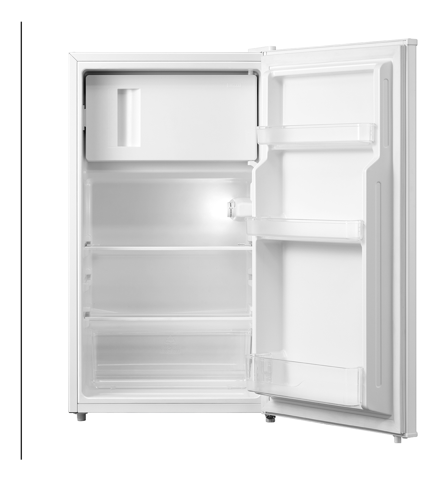 Un refrigerador blanco vacío con la puerta abierta, mostrando estantes.
