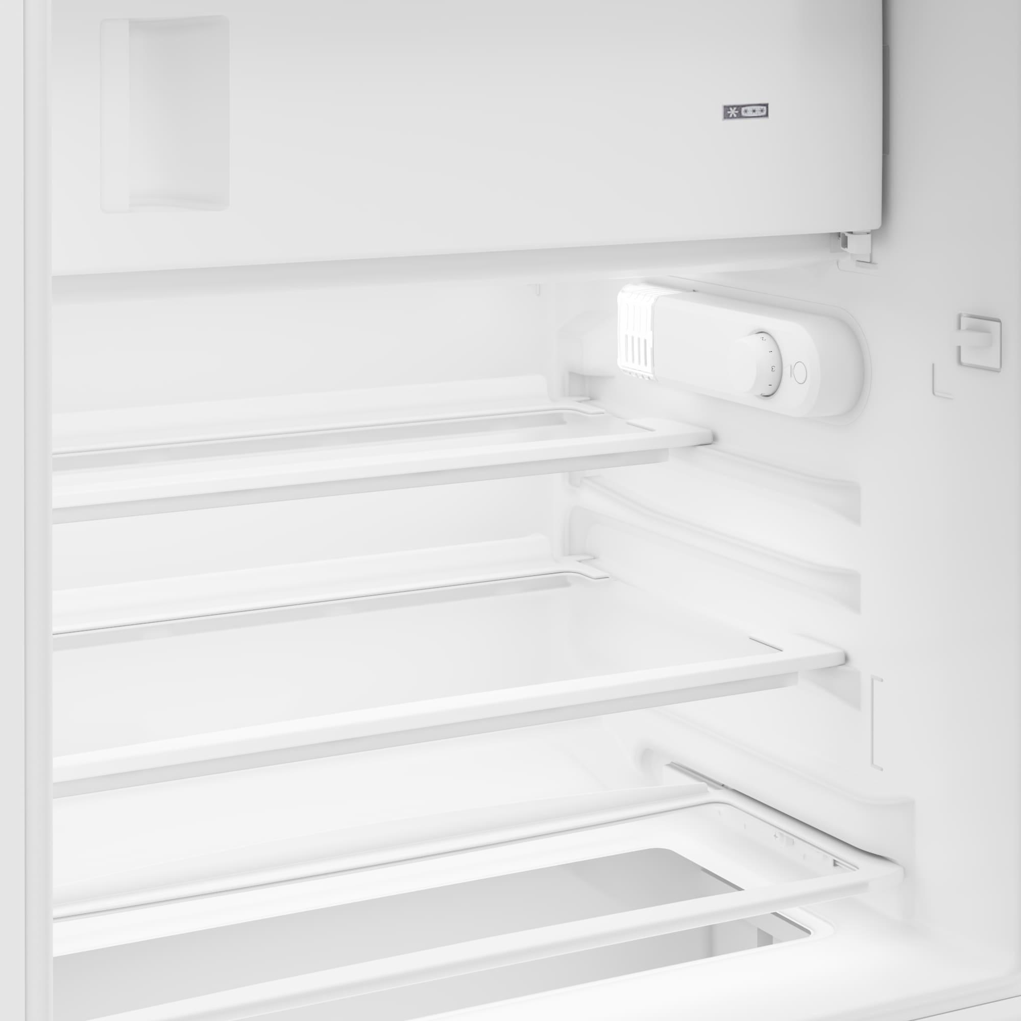 Interior de un refrigerador blanco vacío con estantes y controles. Limpio y brillante.