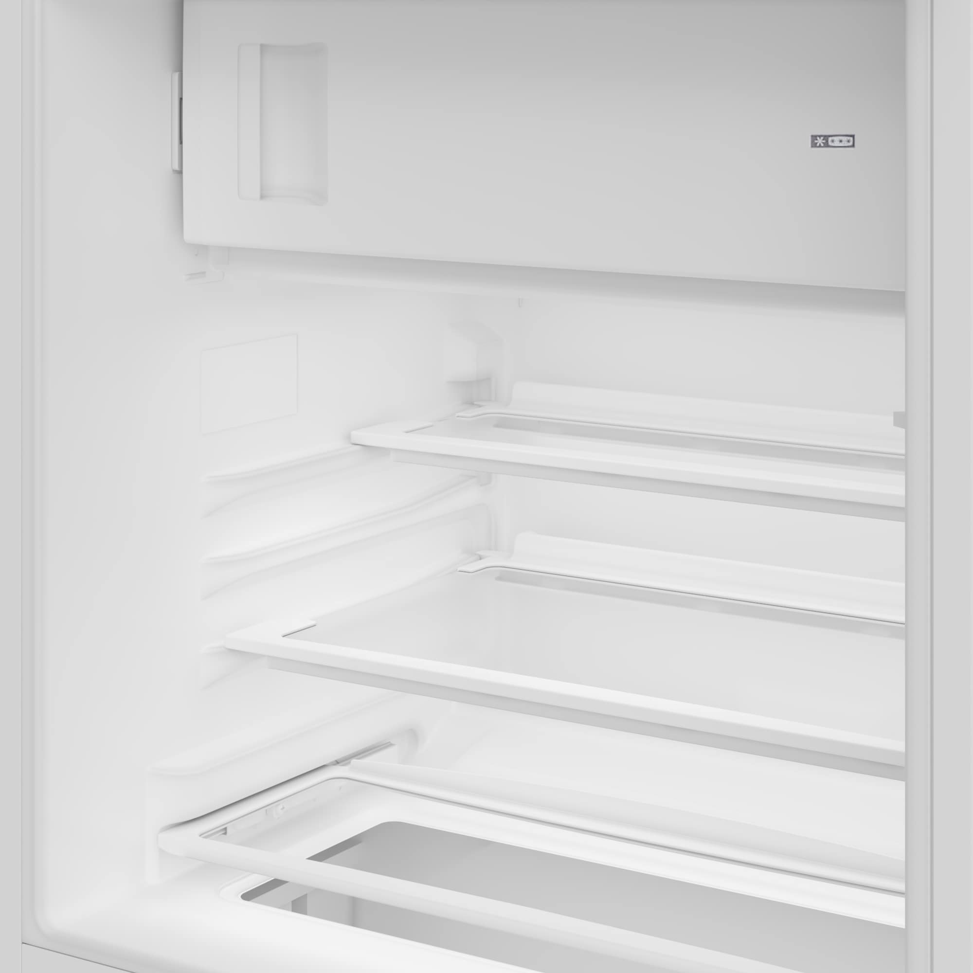 Refrigerador blanco vacío con tres estantes y símbolo de congelador.