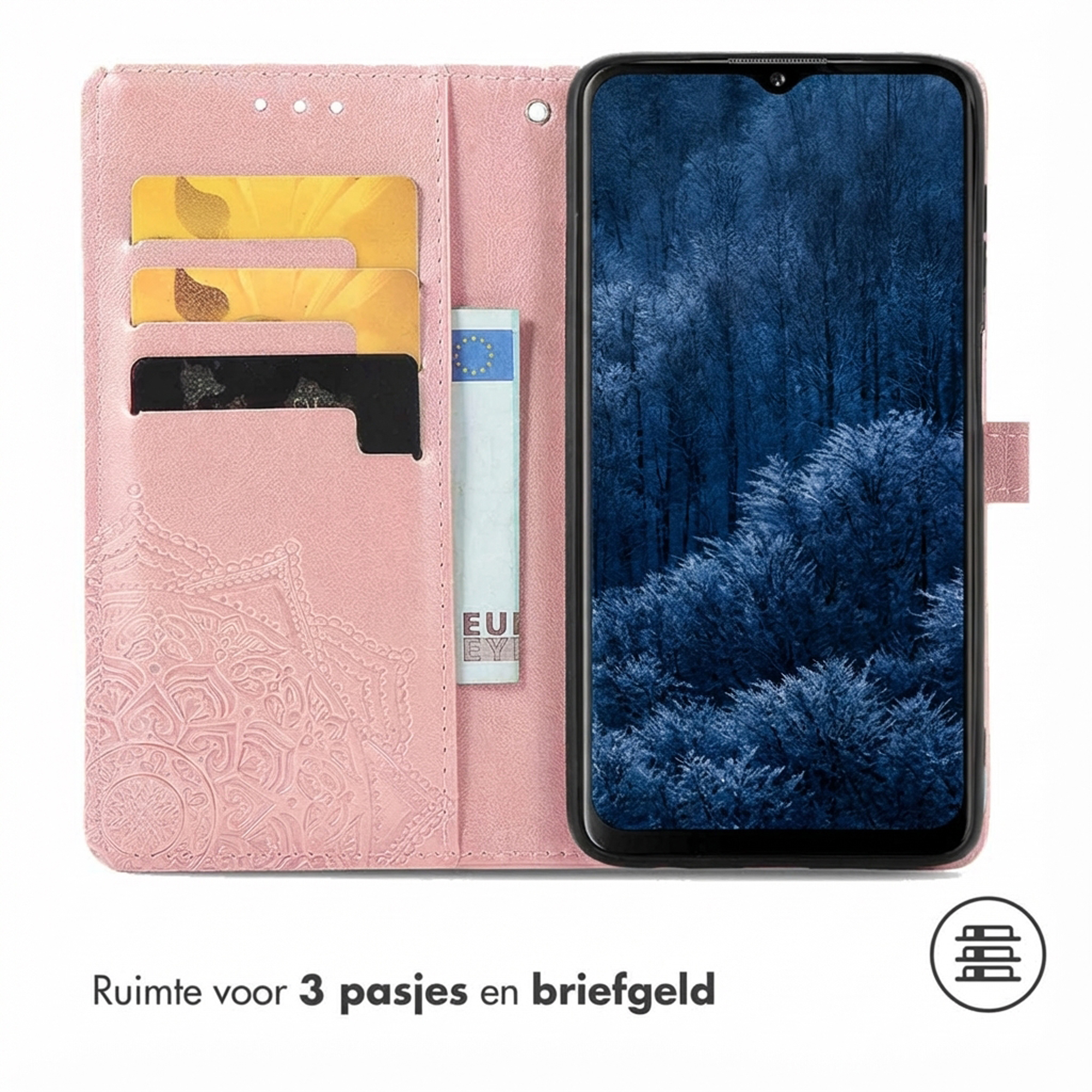 Roze telefoonhoes met kaarthouders, geldvak en telefoon met winterbos-achtergrond.