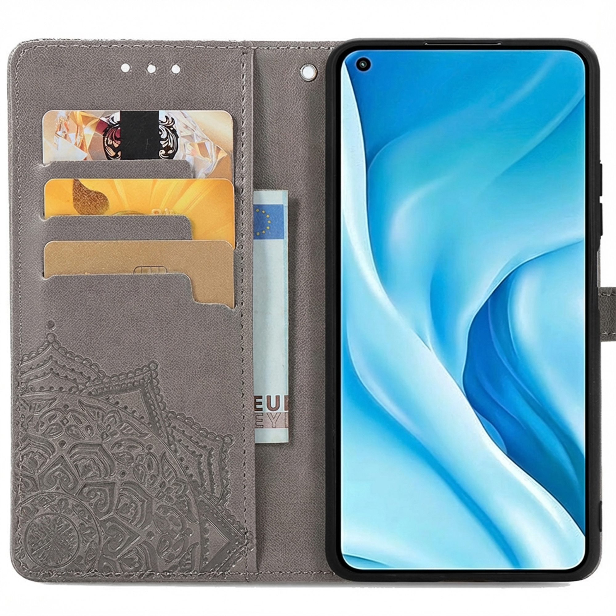 Étui de téléphone gris avec fentes pour cartes et gaufrage mandala. Un téléphone est inséré.