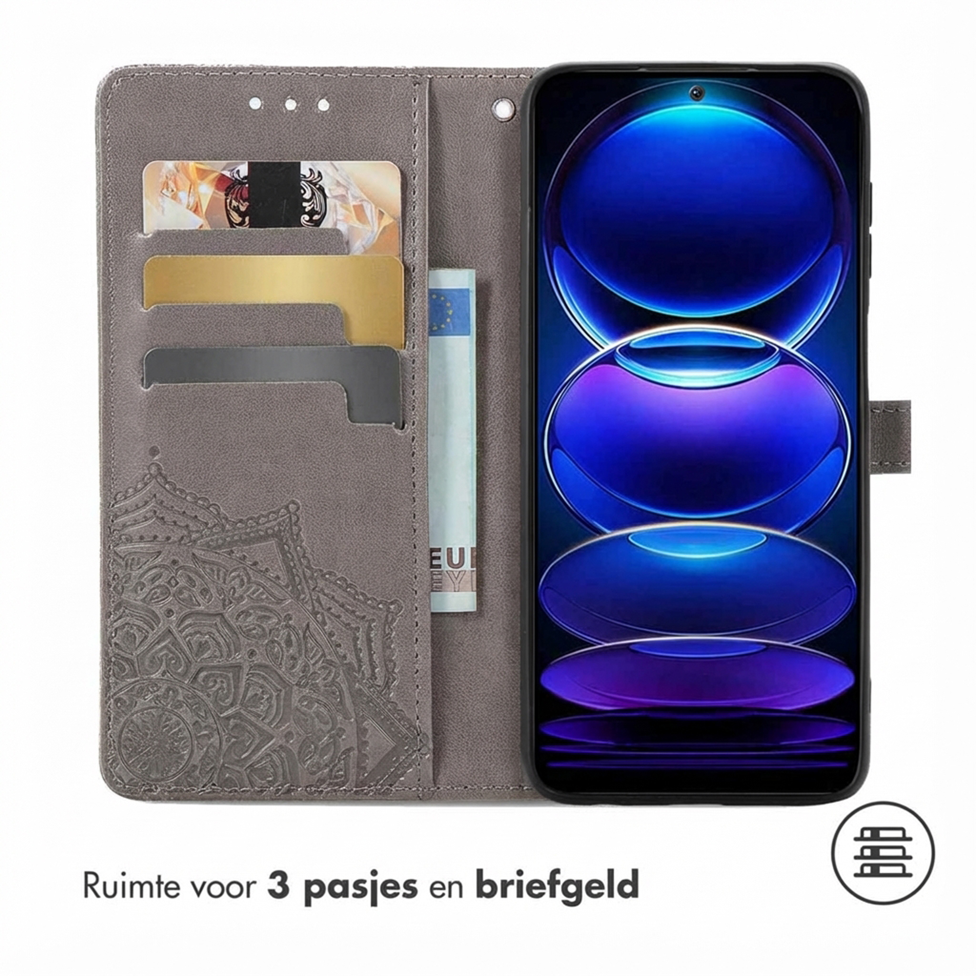 Grijze telefoonhoes met kaartsleuven, mandala-reliëf en telefoon met blauw behang.