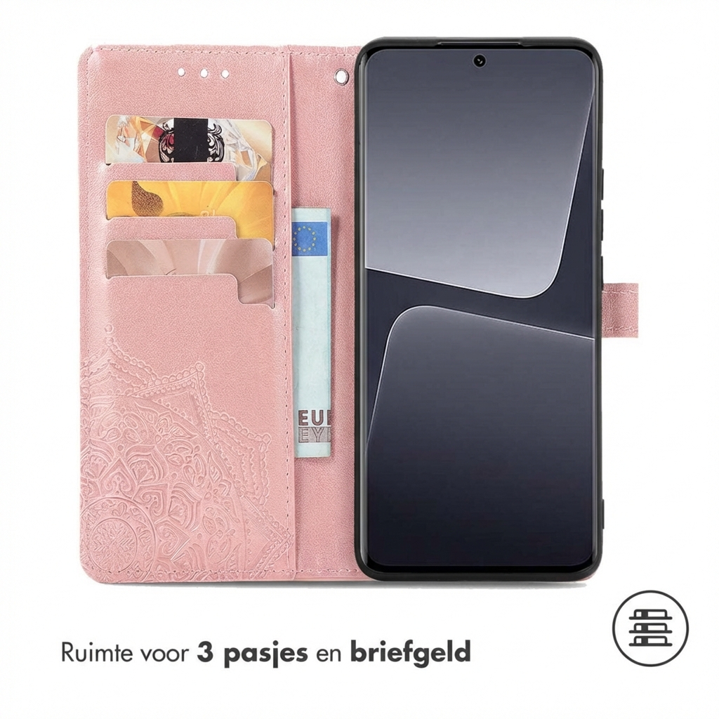 Un étui de téléphone rose avec des fentes pour cartes et un billet à côté d'un smartphone.
