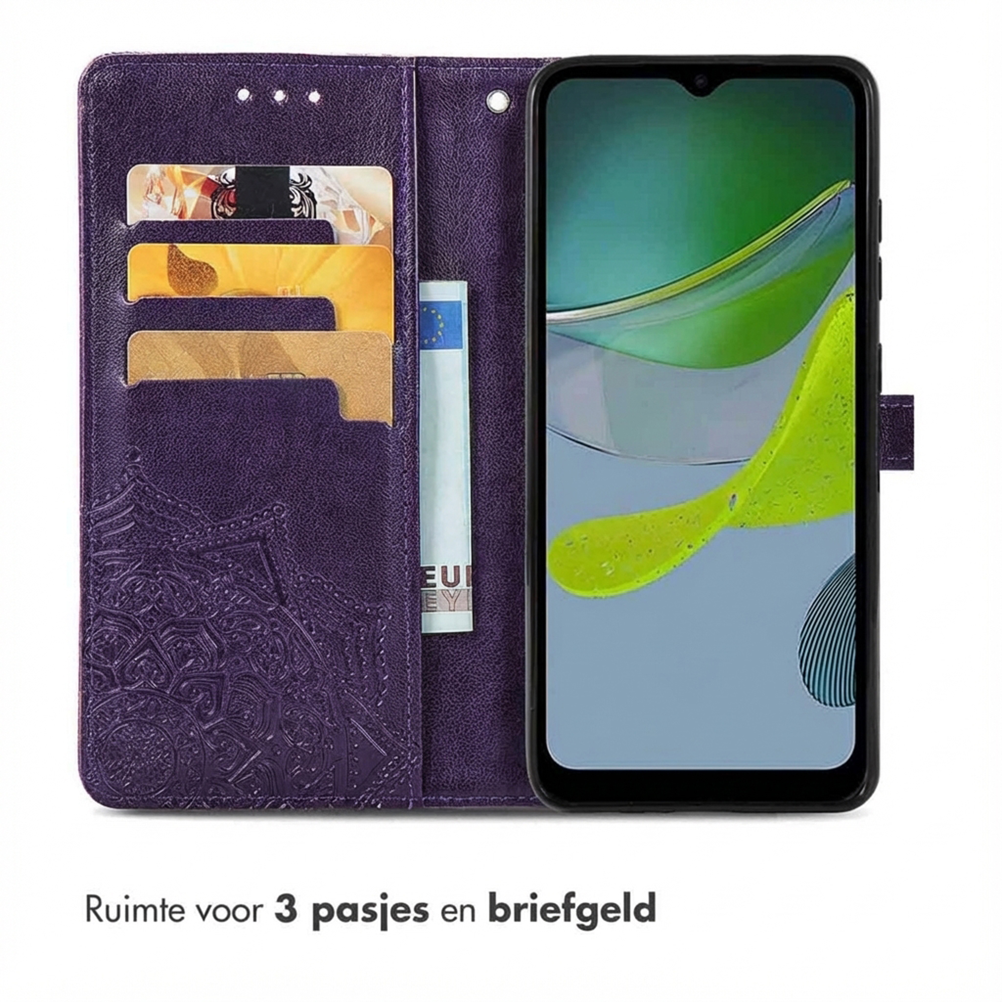 Paarse telefoonhoes met kaarthouders, met creditcards en een bankbiljet.
