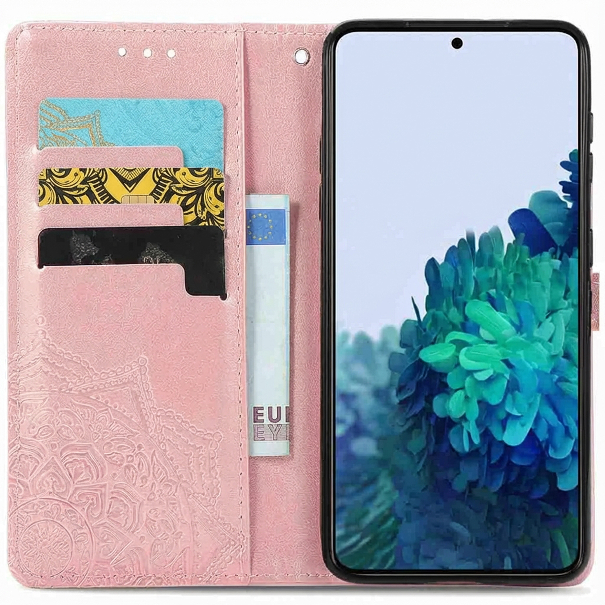 Een roze telefoonhoes met kaartsleuven, die een telefoon met een blauwgroene achtergrond vasthoudt.