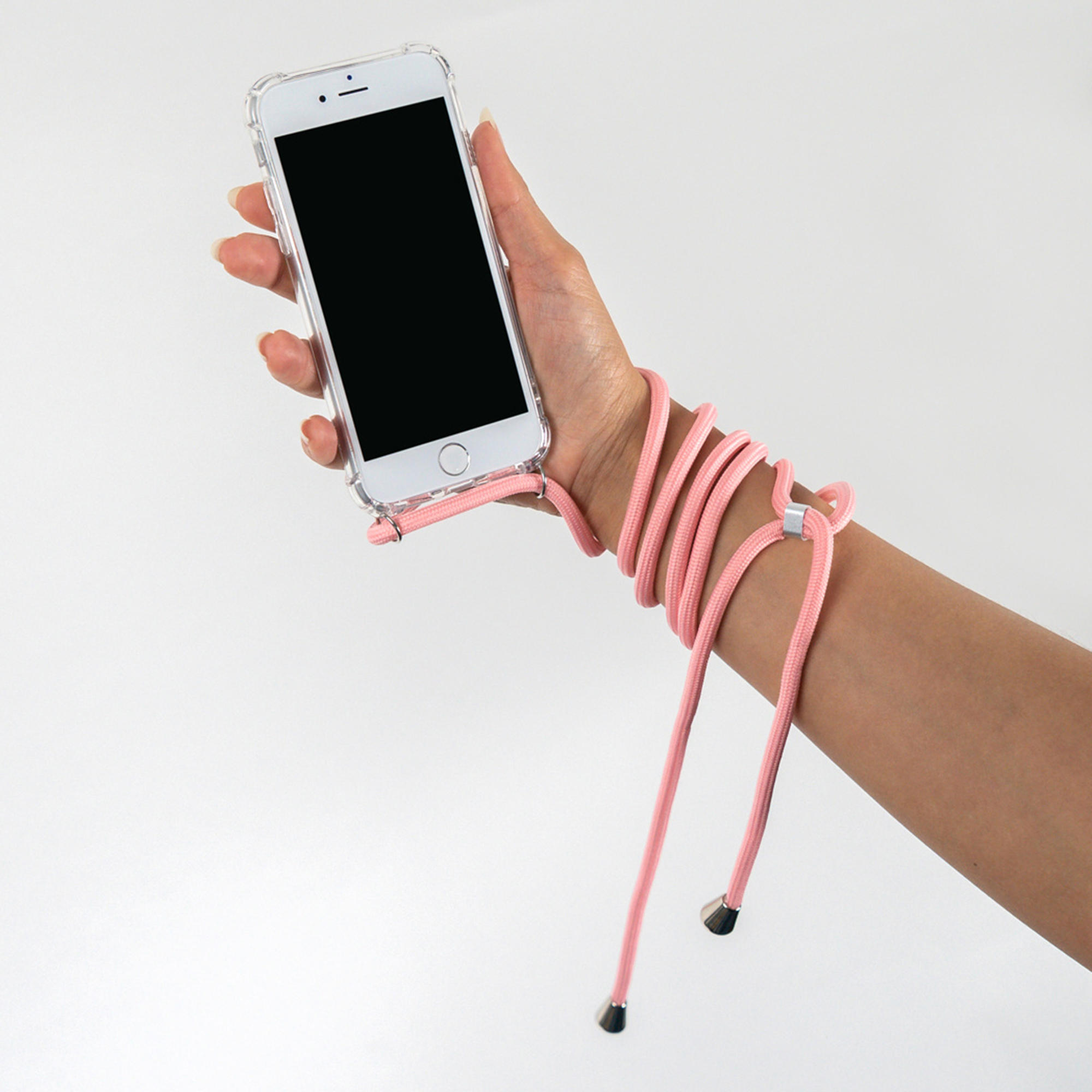 Hand met doorzichtige iPhone-hoes en roze koord om de pols gewikkeld.