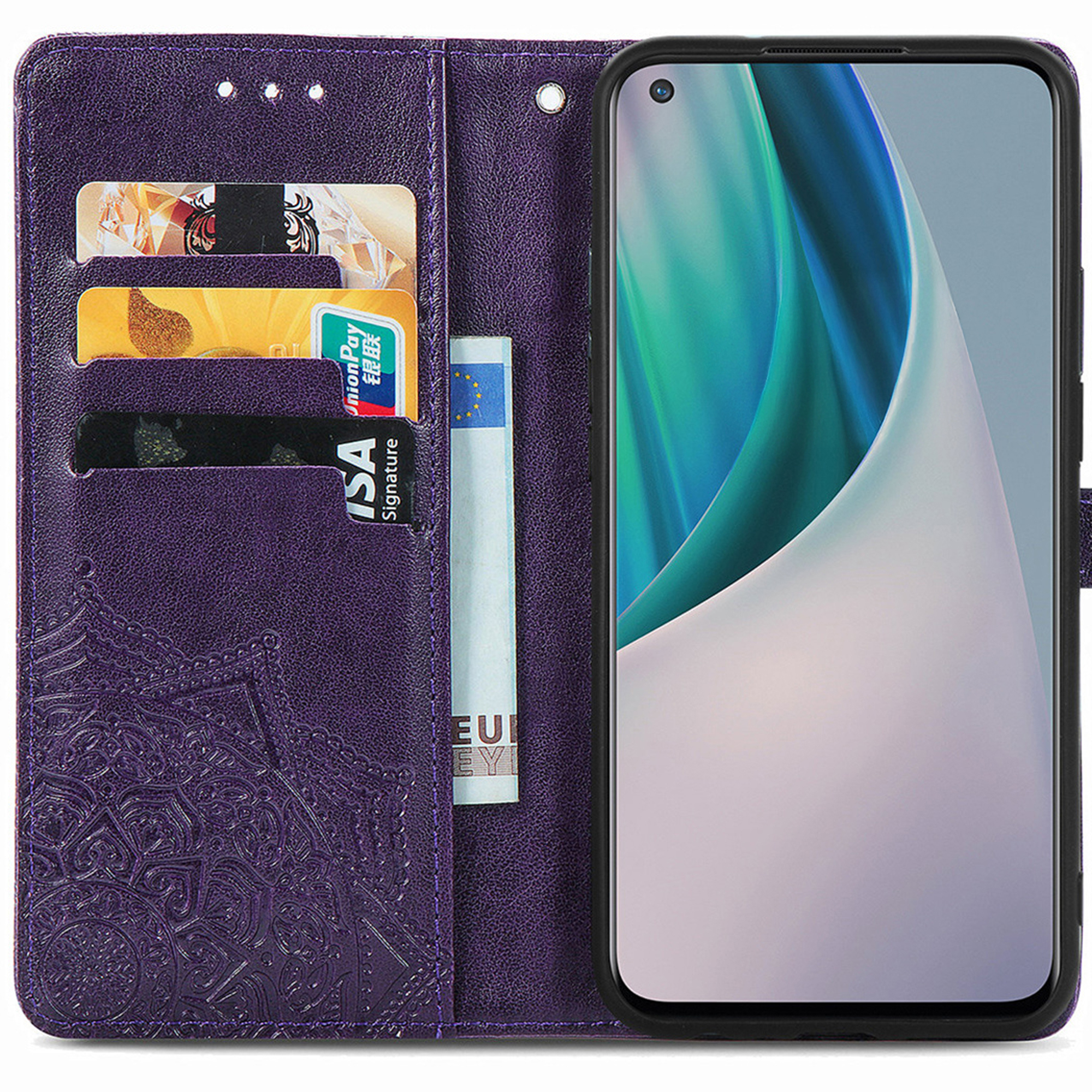 Paarse portemonnee telefoonhoes met kaarten en eurobiljet. Telefoonscherm toont abstract ontwerp.