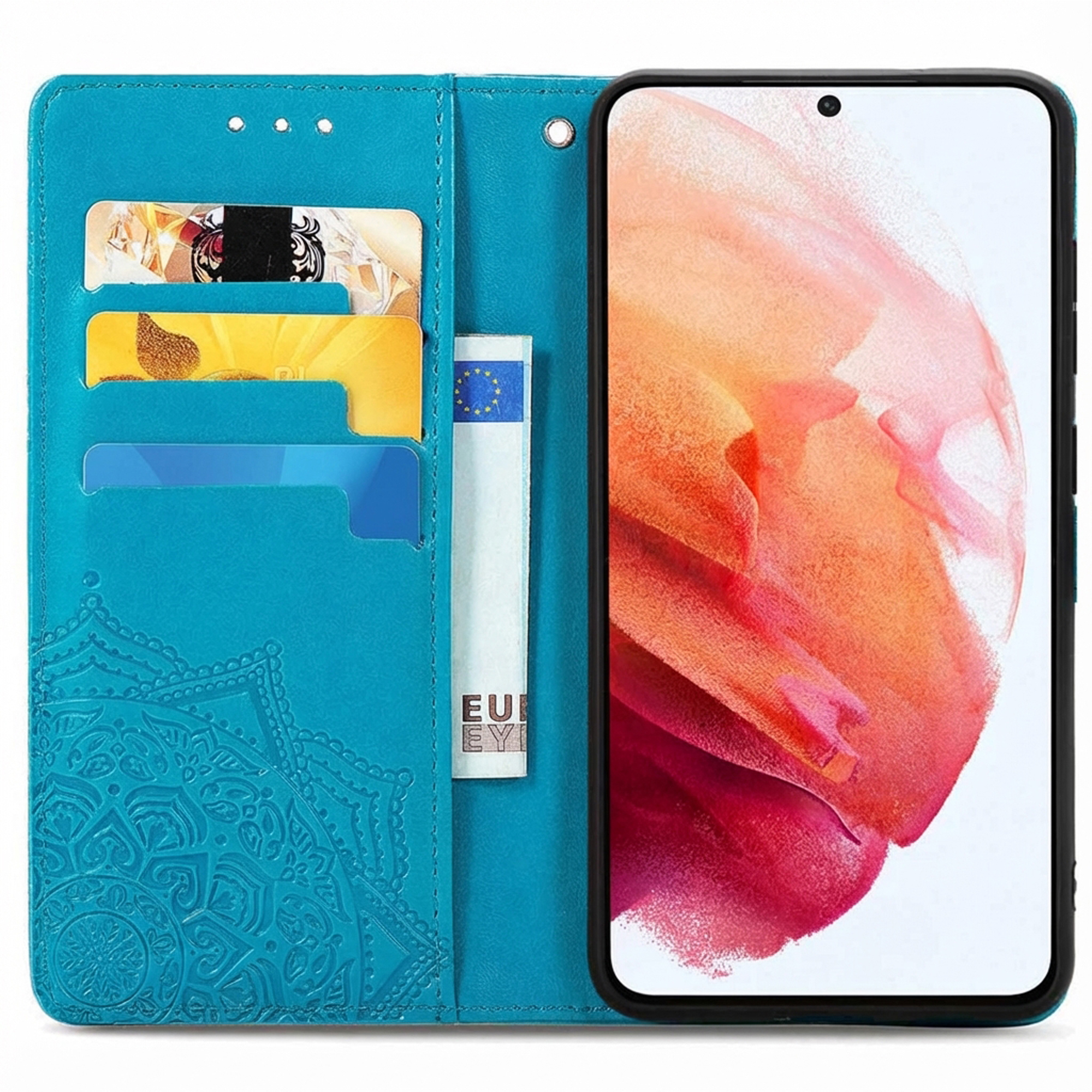 Turquoise telefoonhoesje met kaartsleuven en mandala-reliëf, naast een smartphone.