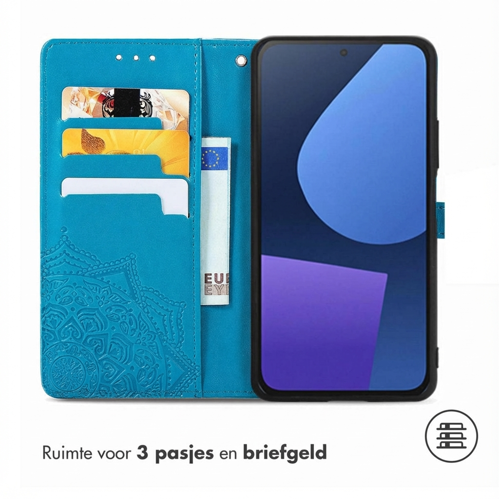 Coque de téléphone turquoise avec fentes pour cartes et billet, à côté d'un smartphone.
