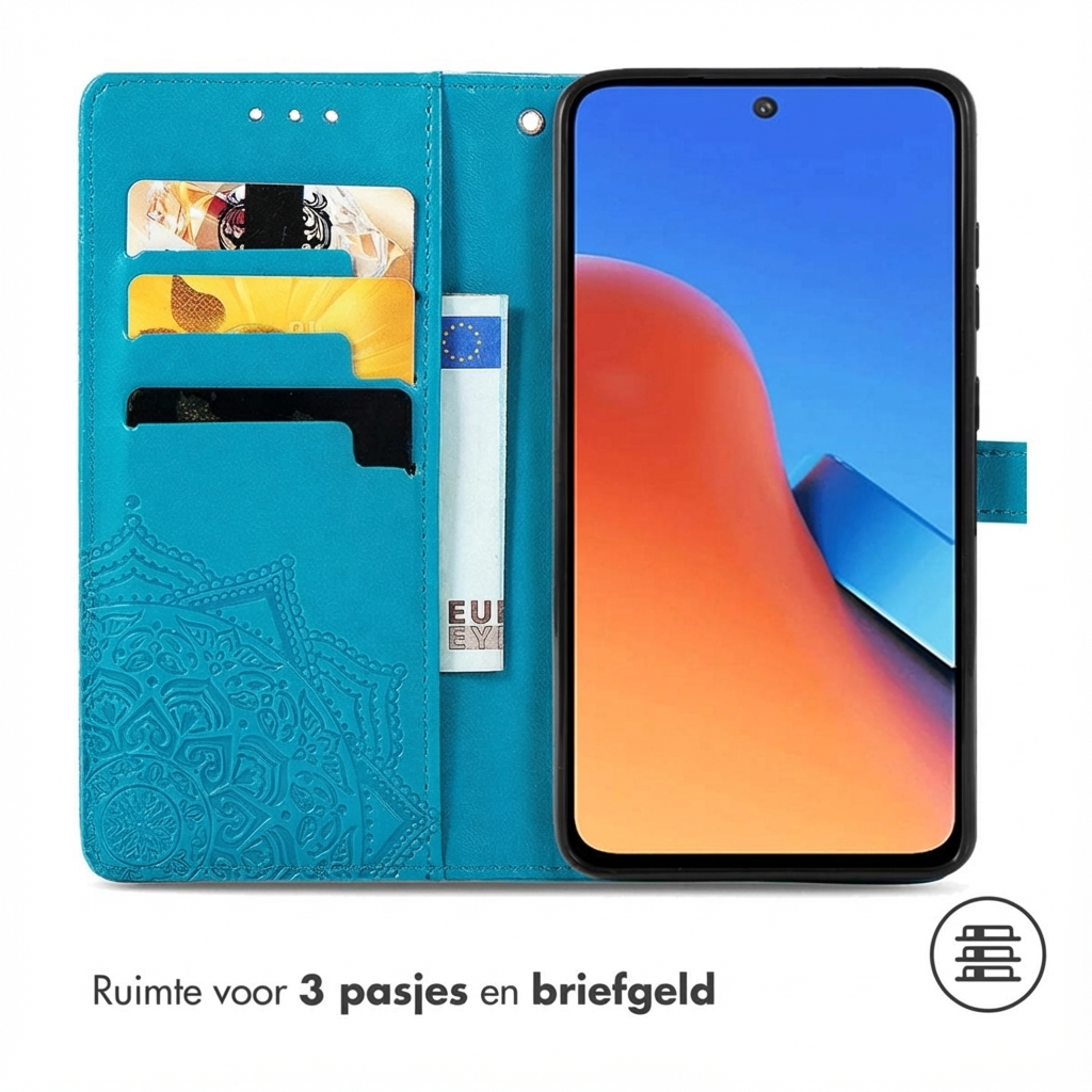 Étui de téléphone bleu avec fentes pour cartes et poche à billets, tenant un smartphone.