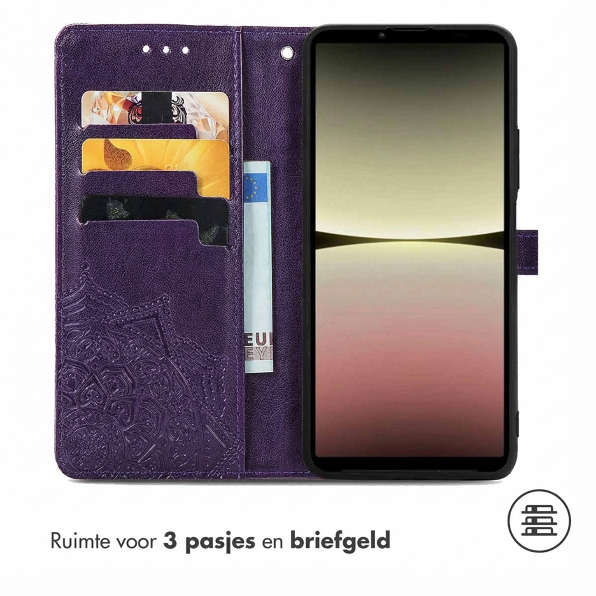 Paarse telefoonhoes met kaartsleuven, mandala-reliëf en smartphone.