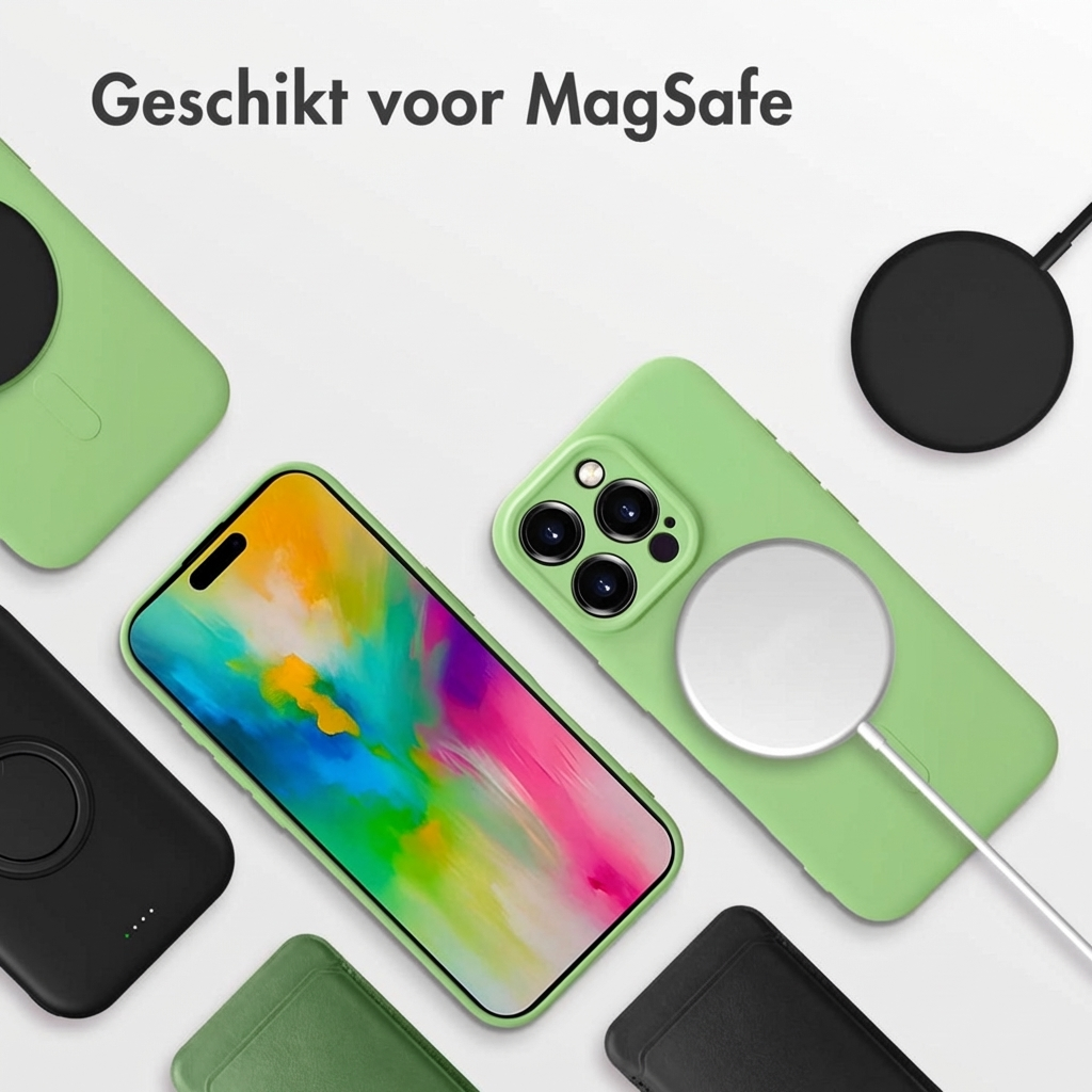 Groene telefoonhoesjes en MagSafe-laders op een witte achtergrond.