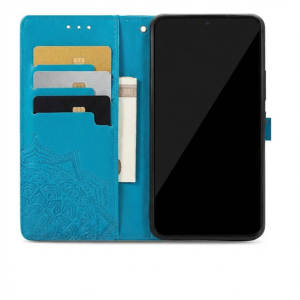 Blauw telefoonhoesje met kaartsleuven en mandala-reliëf, met smartphone.