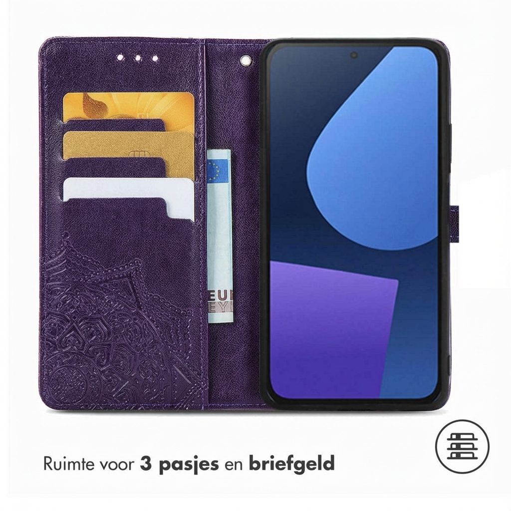 Paarse telefoonhoes met kaartsleuven en geldvak. Een smartphone is geplaatst.