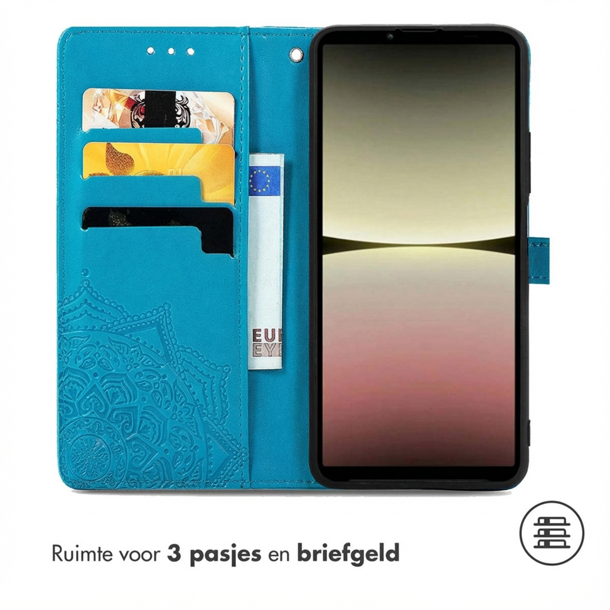 Turquoise telefoonhoesje met kaartsleuven en mandala-reliëf. Een smartphone ernaast.