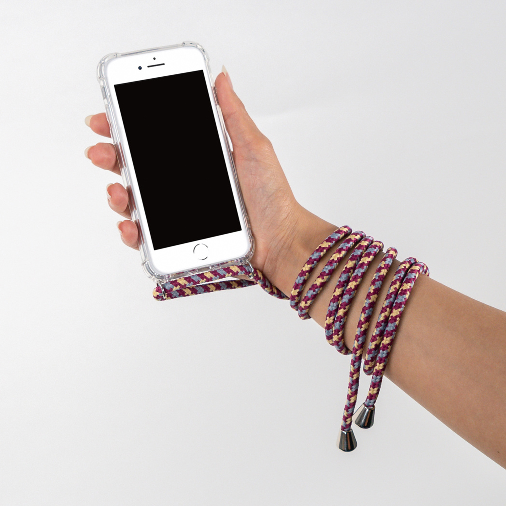 Een hand houdt een telefoon vast in een doorzichtig hoesje met een koord om de arm.
