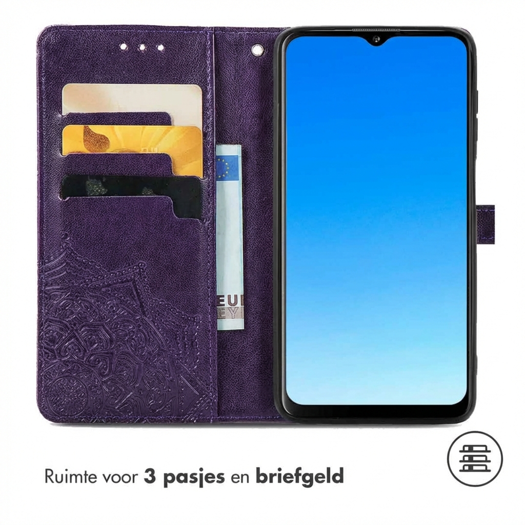 Étui violet pour téléphone avec fentes pour cartes et pochette pour argent.