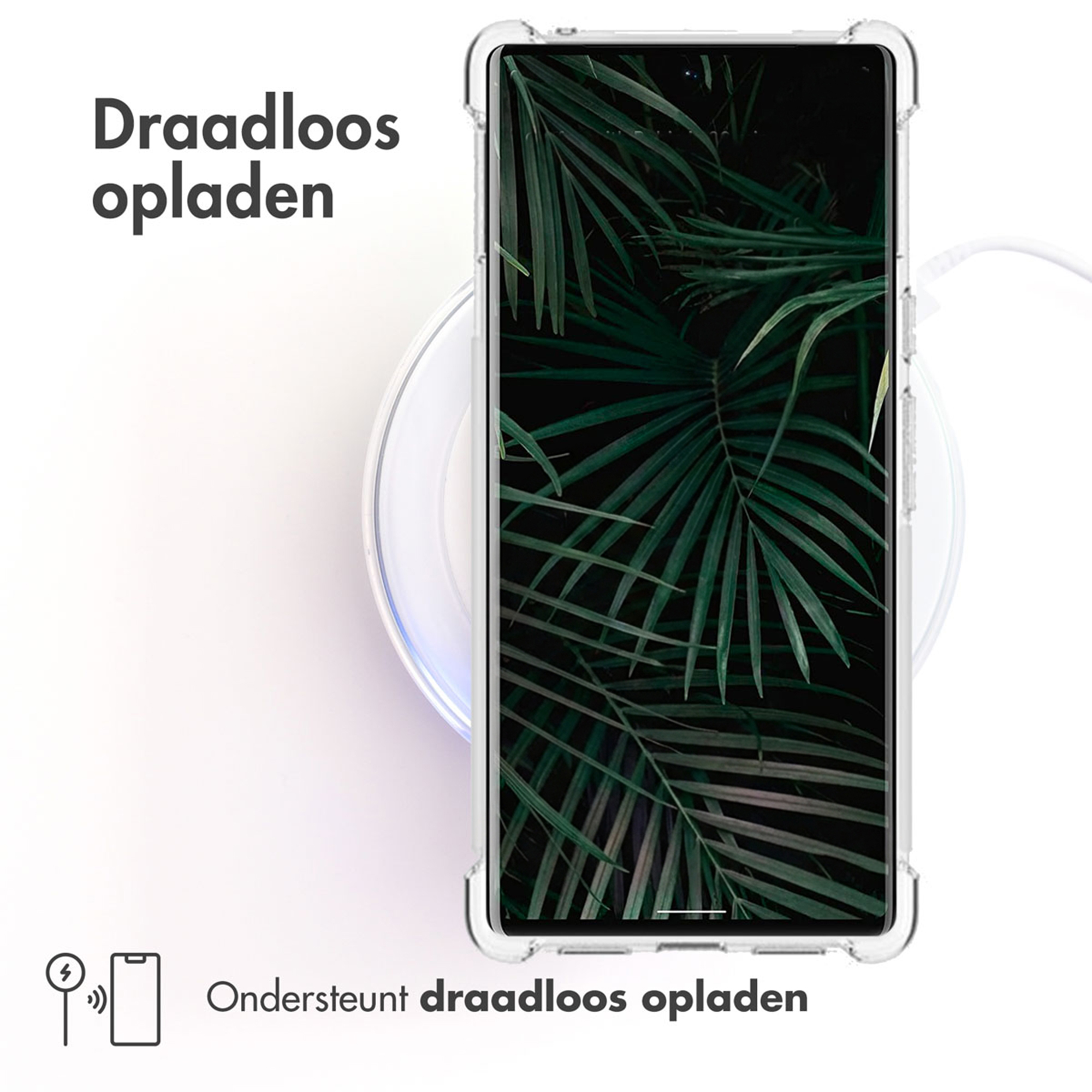 Un smartphone avec motif de feuilles vertes se charge sans fil sur un socle.