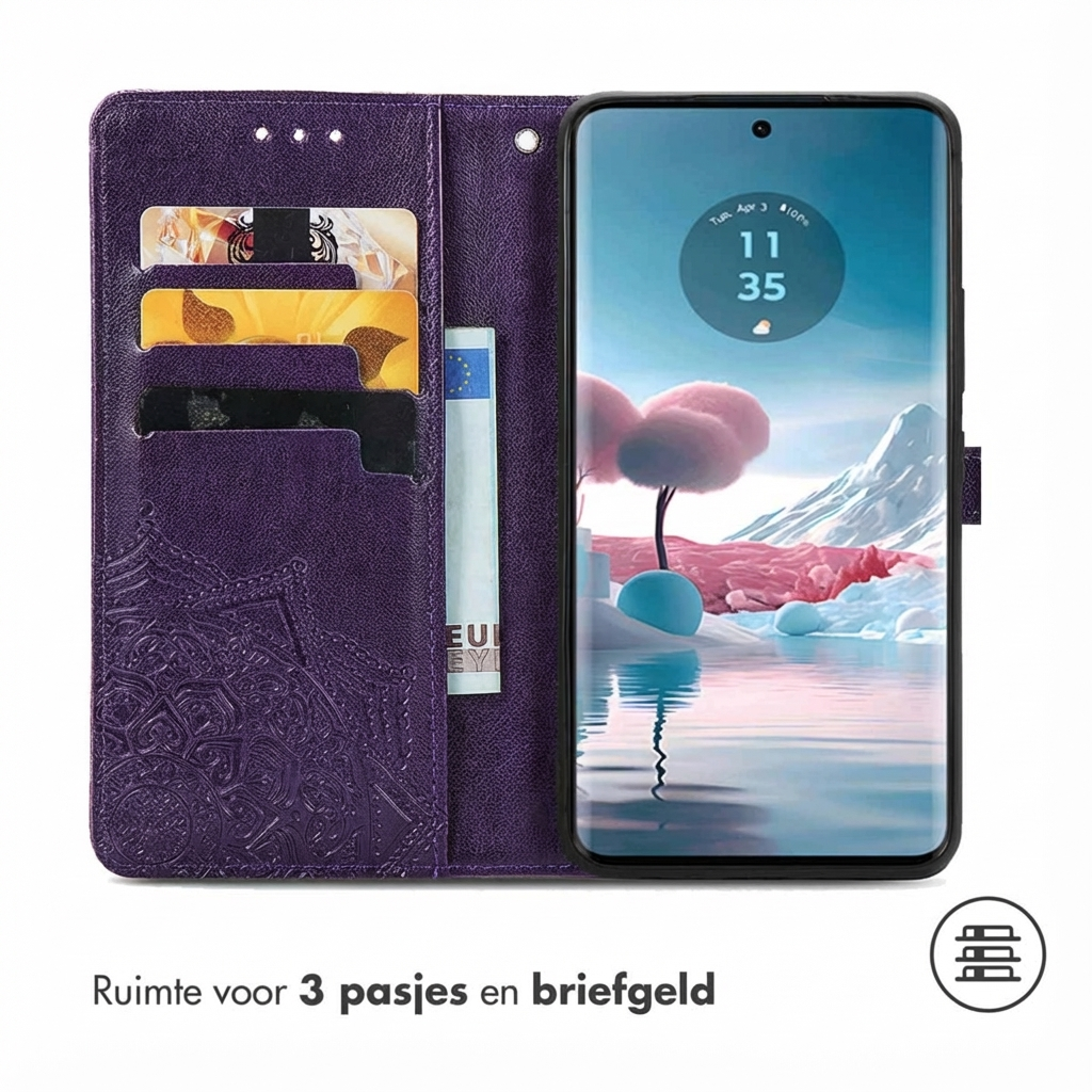 Étui de téléphone violet avec fentes pour cartes et poche à billets. Le téléphone affiche une horloge numérique.