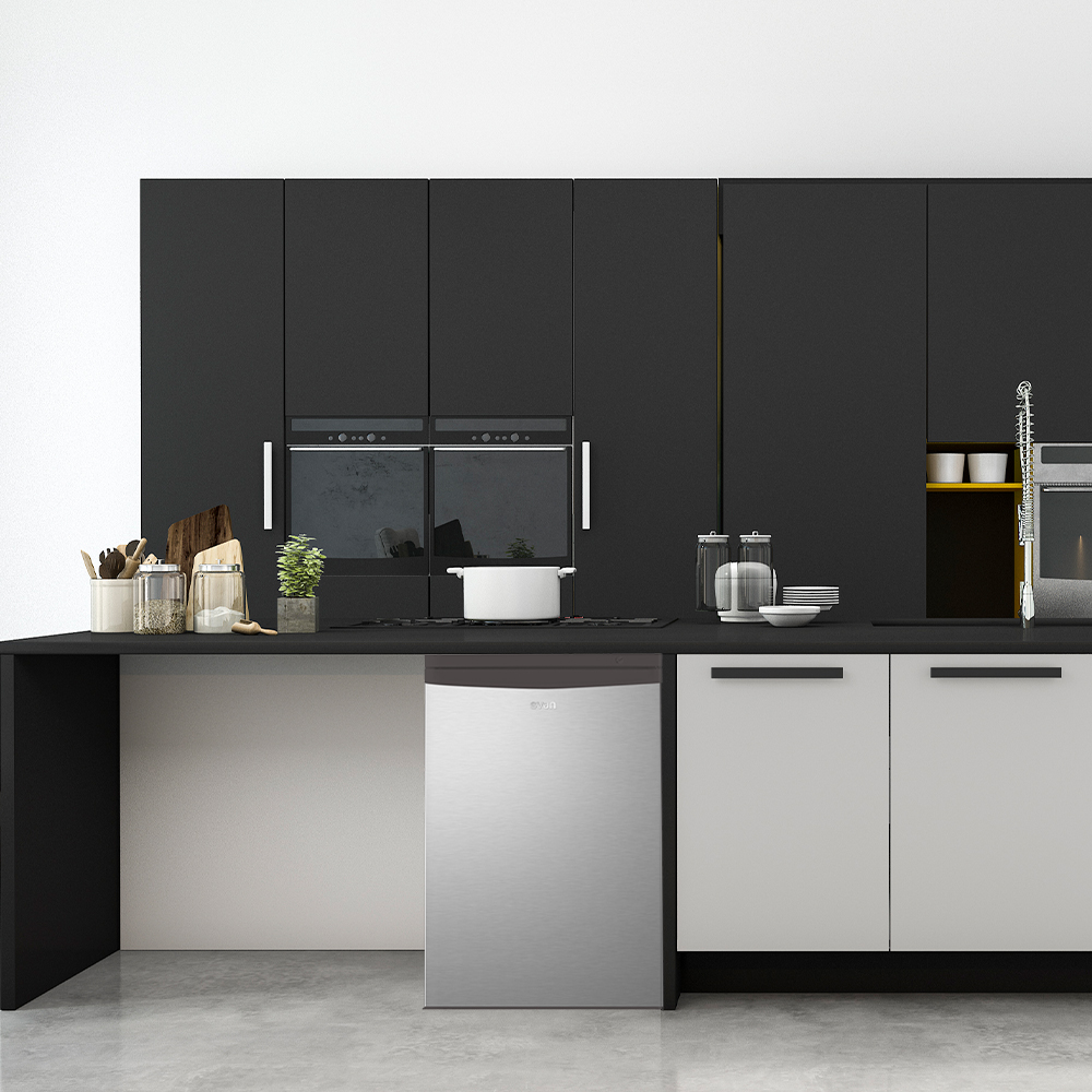Cocina moderna con gabinetes negros, dos hornos, lavavajillas y estufa.
