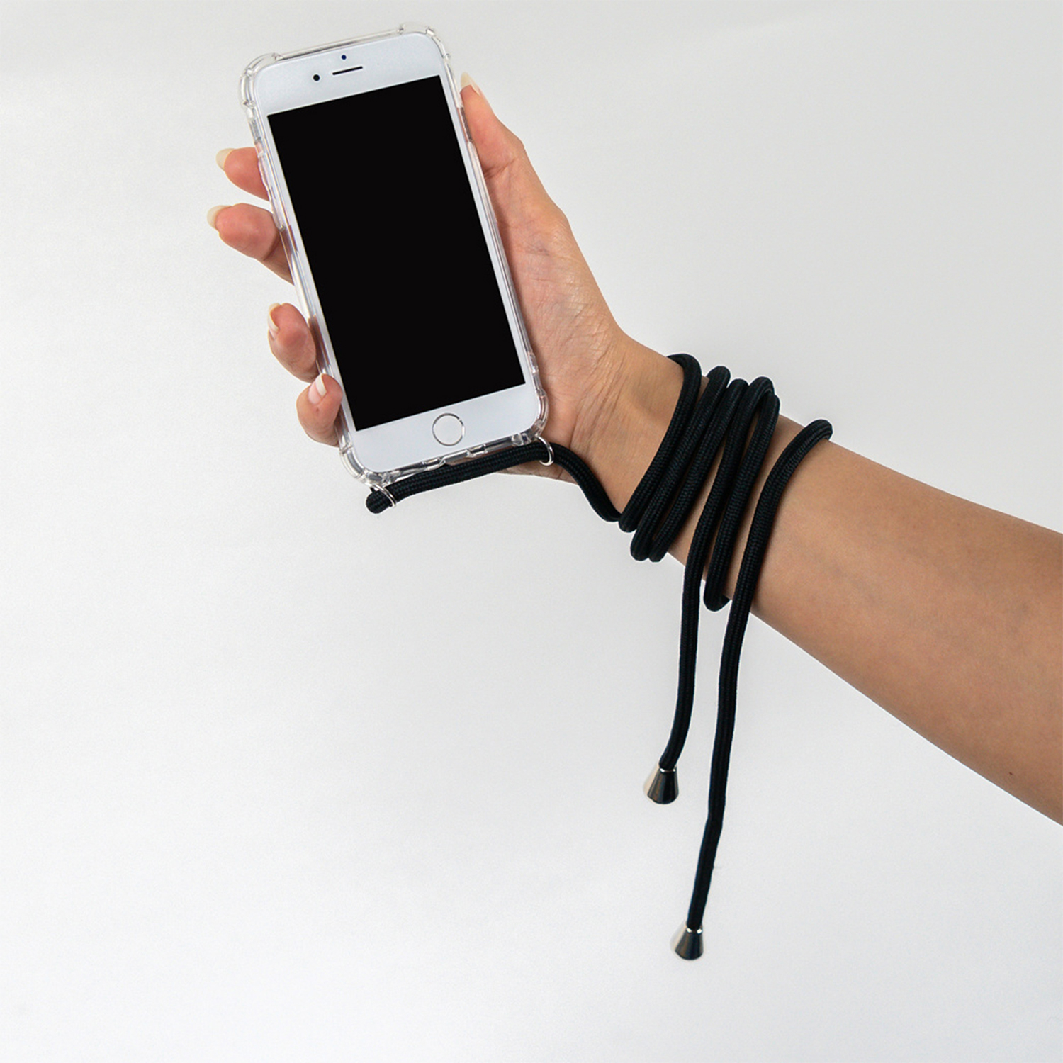 Eine Hand hält ein Smartphone, das mit einem schwarzen Band um das Handgelenk gewickelt ist.