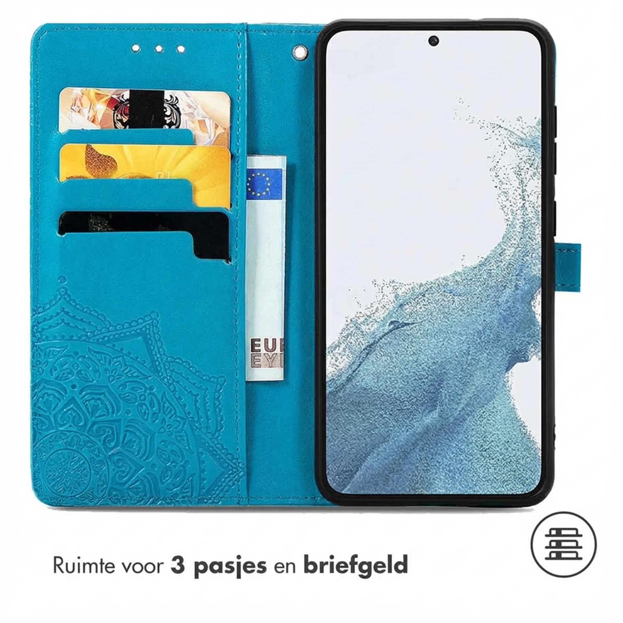 Blauwe telefoonhoes met kaartsleuven en mandala-reliëf, naast een smartphone.