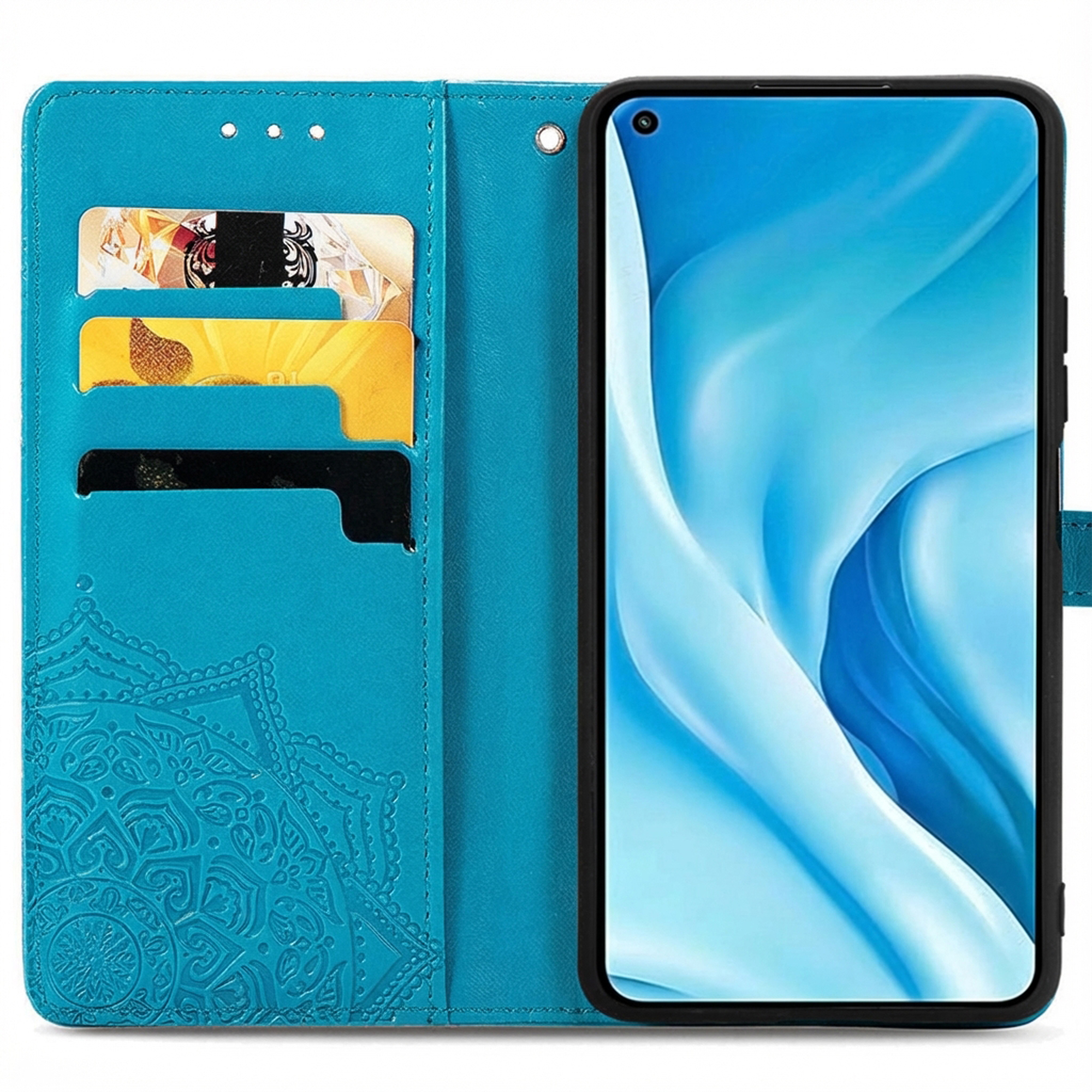 Een turquoise telefoonportemonnee met reliëf mandala-ontwerp en kaartsleuven.