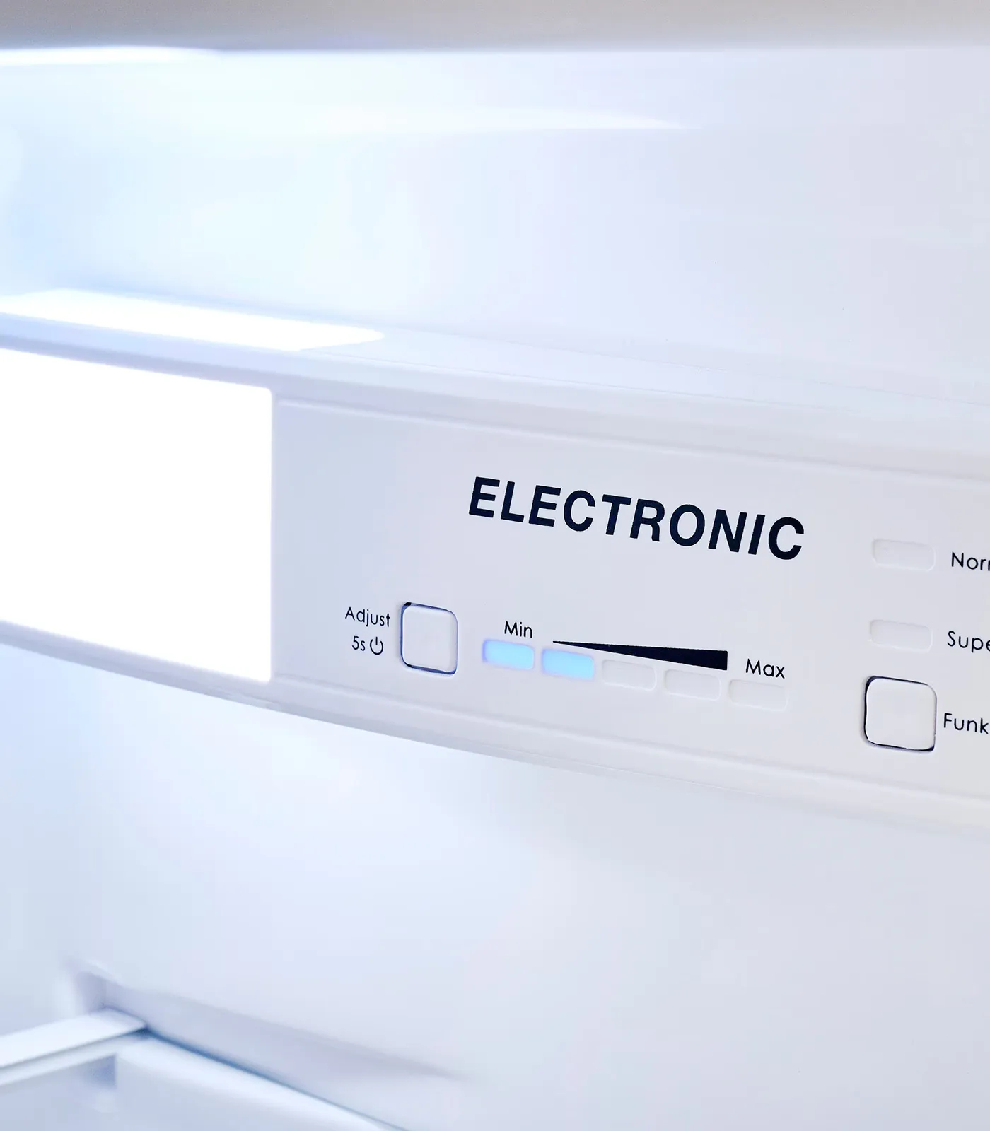 Elektronisch bedieningspaneel van een koelkast met temperatuurregelaar en lampjes.