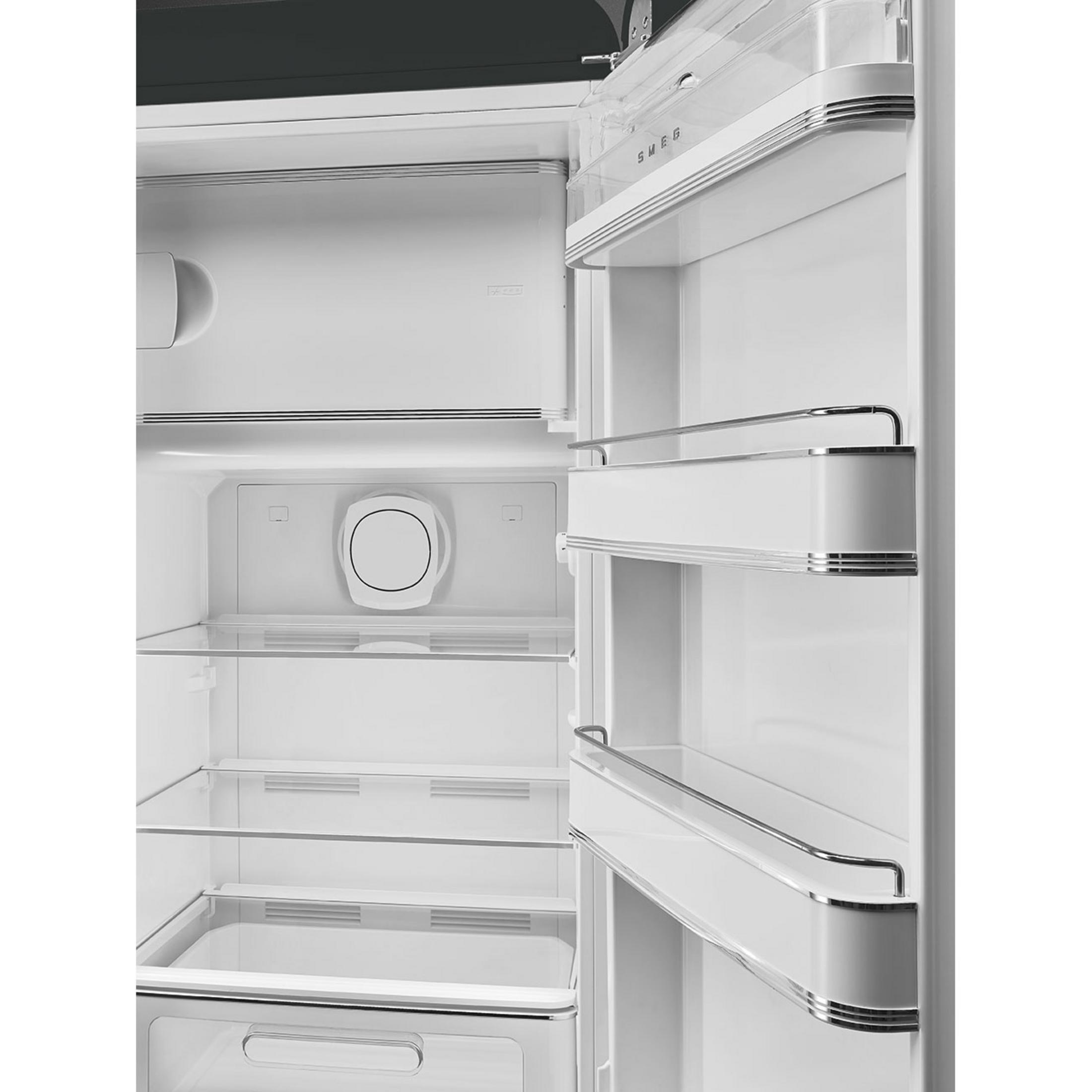 Un refrigerador blanco vacío con puertas, estantes y cajones abiertos.